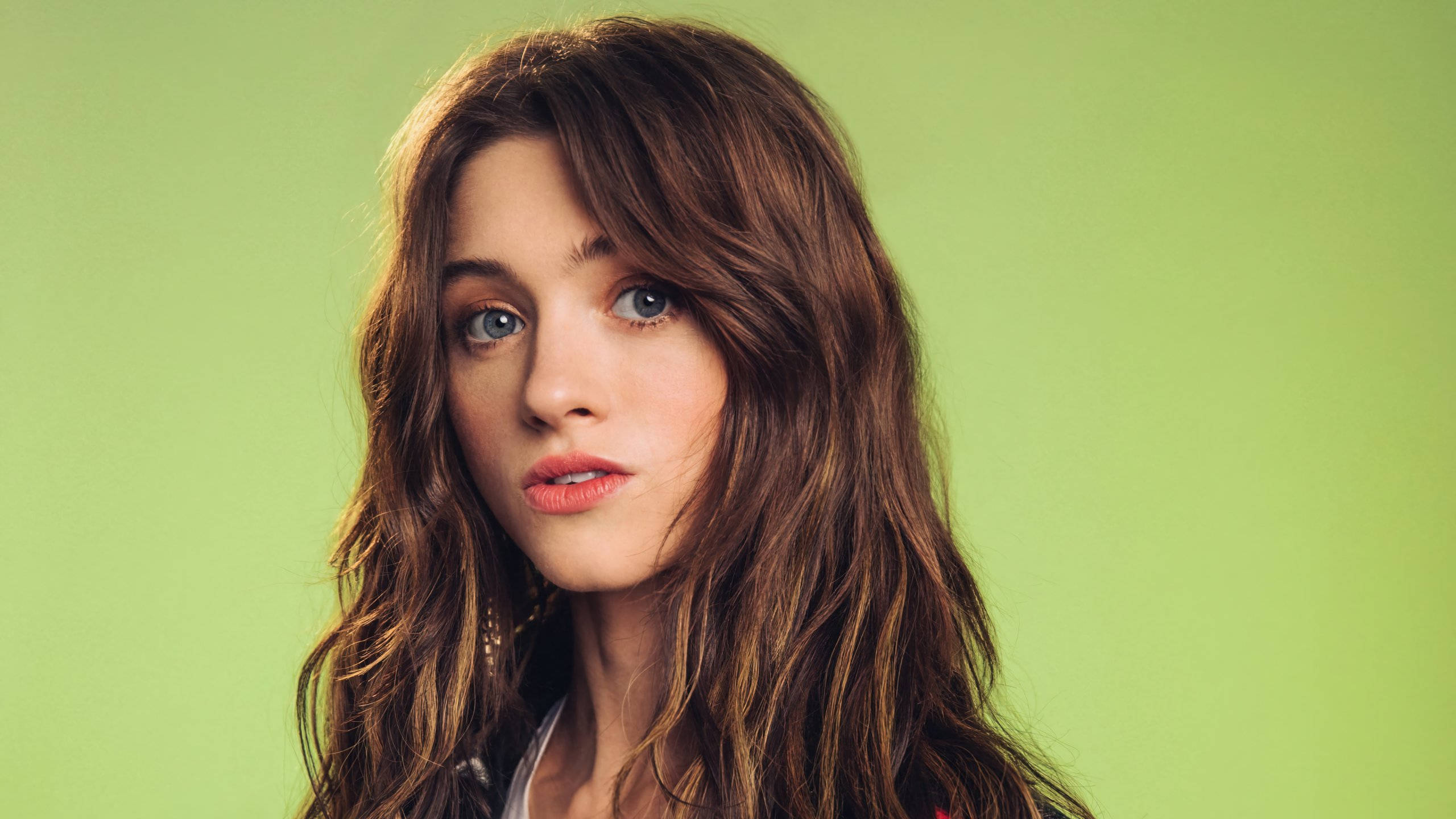Natalia Dyer, wavy brown hair, blue eyes, 2K Desktop Wallpaper