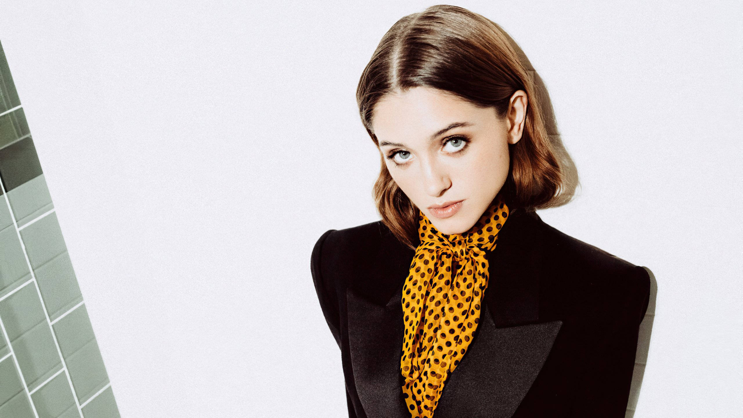 Natalia Dyer, short hair, black blazer, 2K Desktop Wallpaper