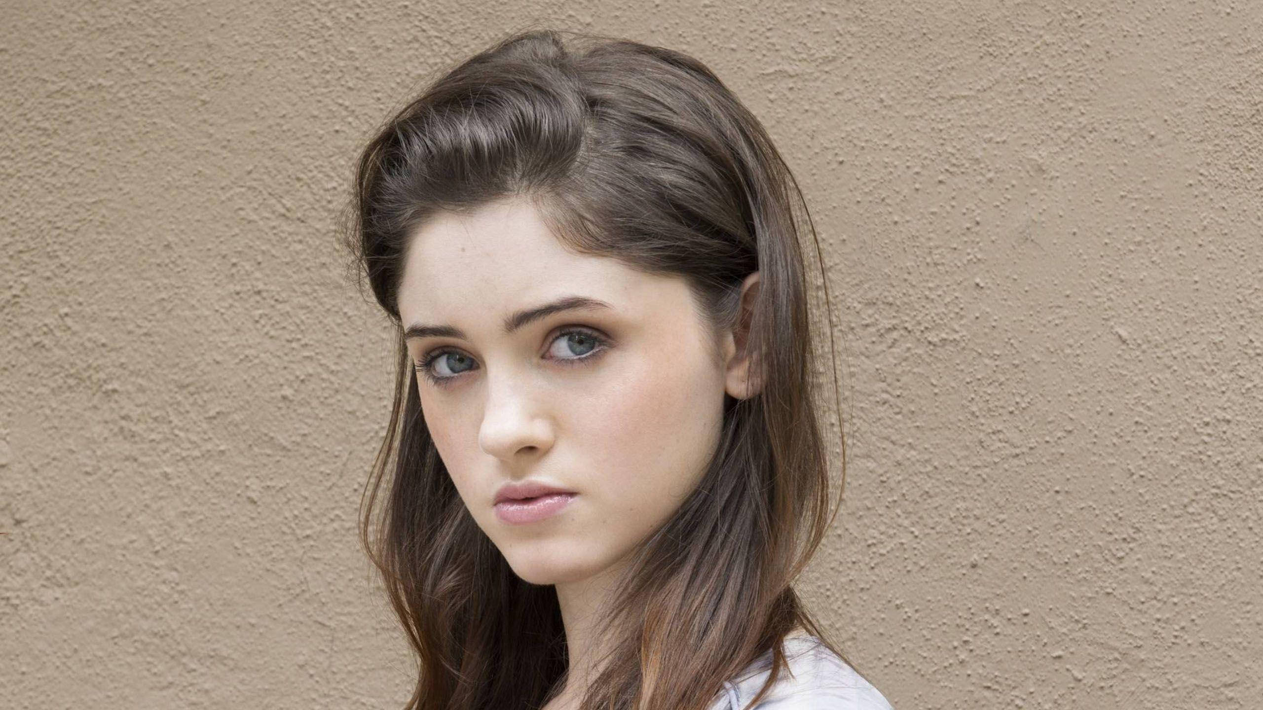 Natalia Dyer, blue eyes, dark hair, 2K Desktop Wallpaper