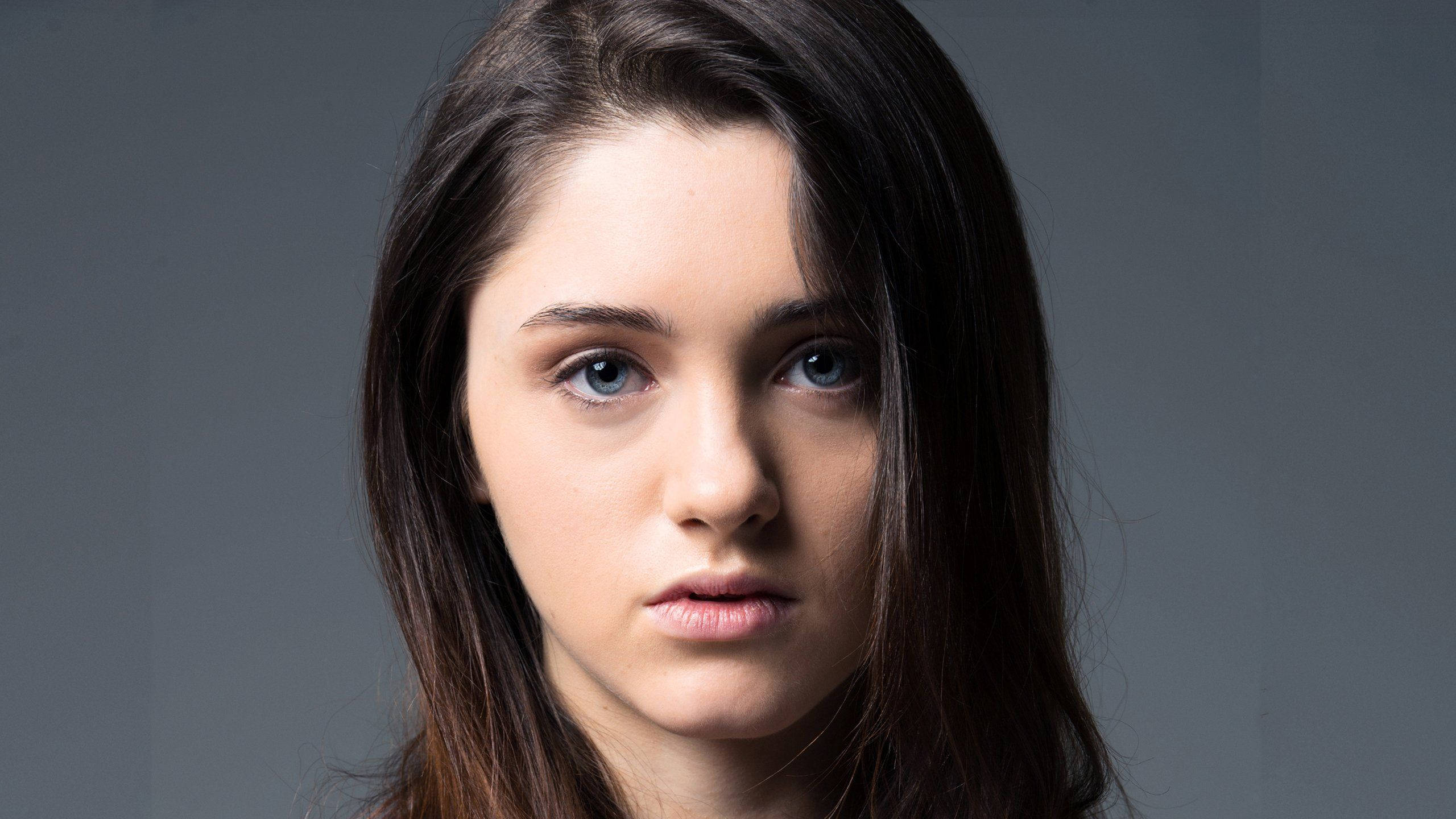 Natalia Dyer, black hair, blue eyes, 2K Desktop Wallpaper