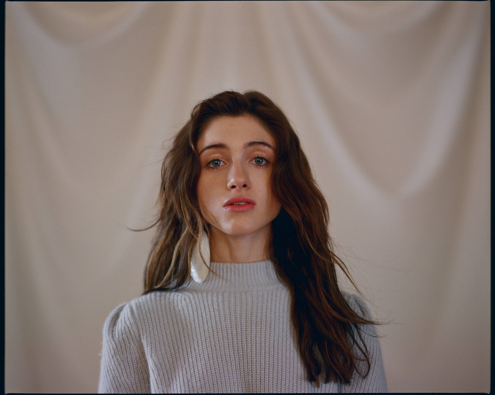 Natalia Dyer, wavy brown hair, striking blue eyes, Full HD Desktop Wallpaper