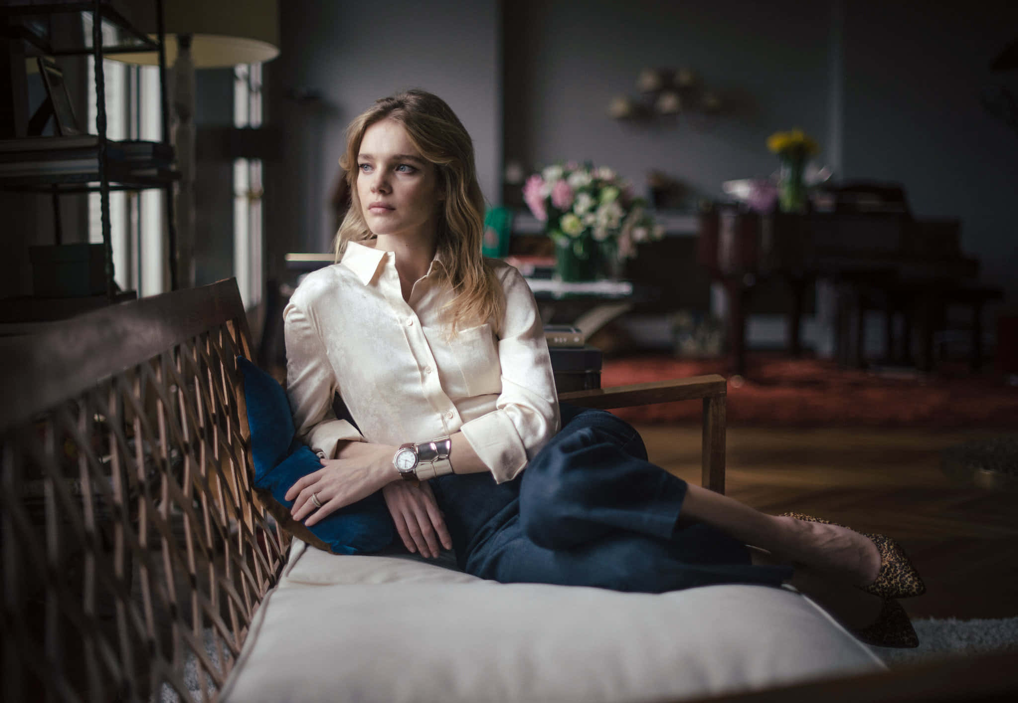 Natalia Vodianova, cream blouse, woven bench, Full HD Desktop Wallpaper