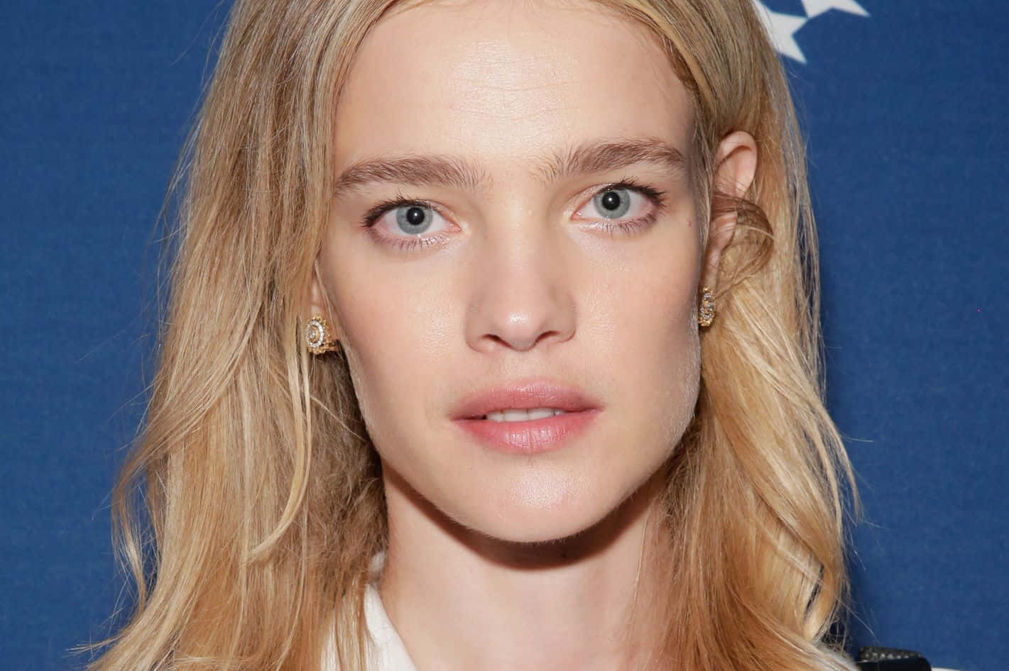 Natalia Vodianova, blue starry backdrop, gold earrings, HD Desktop Wallpaper