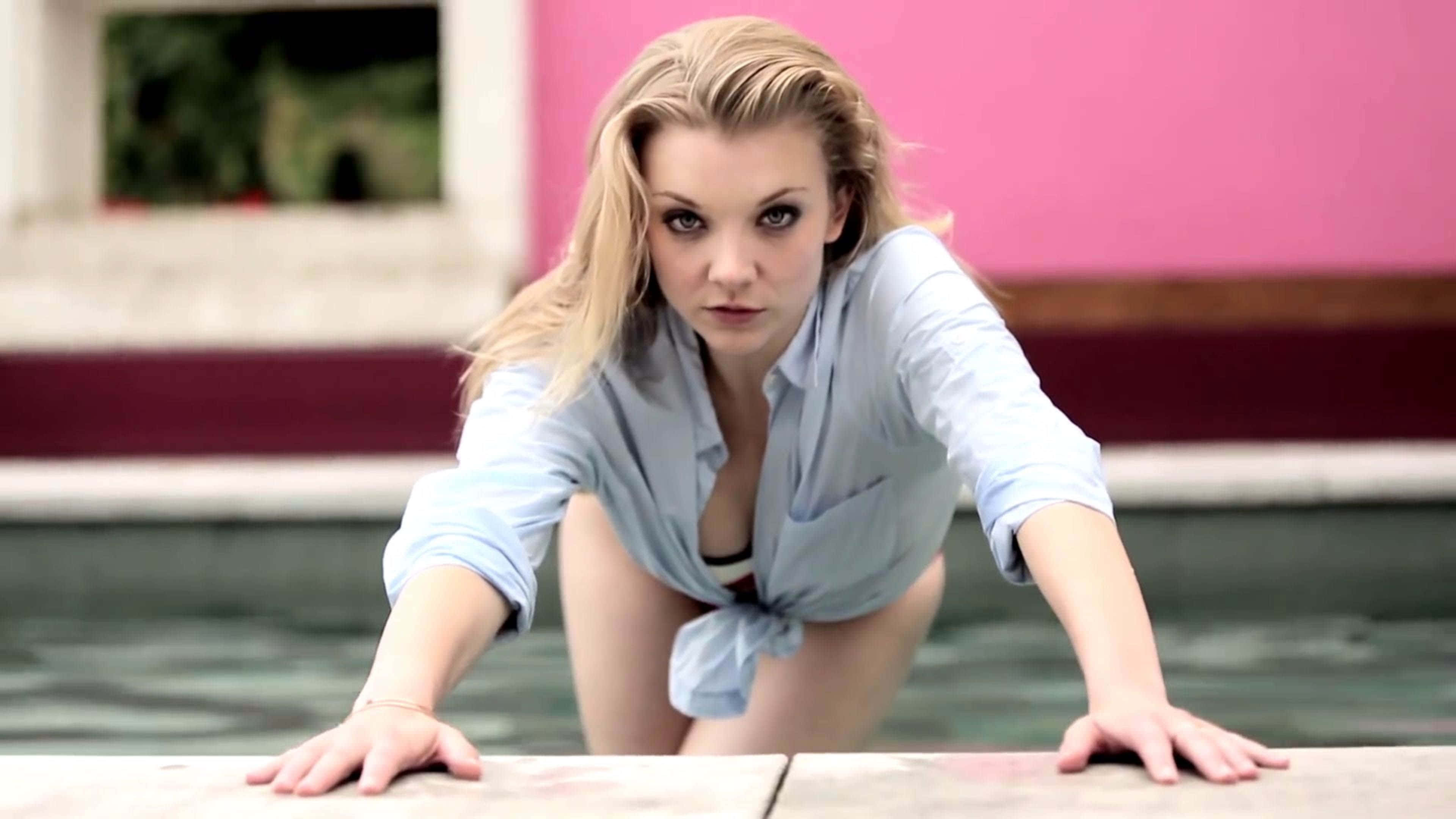 Natalie Dormer, light blue shirt, pink wall, 4K Desktop Wallpaper
