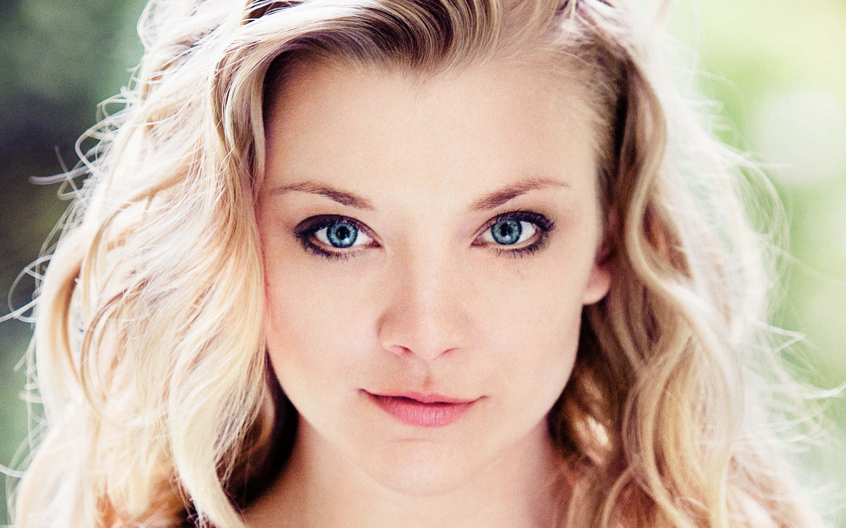 Natalie Dormer, blue eyes, wavy blonde hair, 2K Desktop Wallpaper