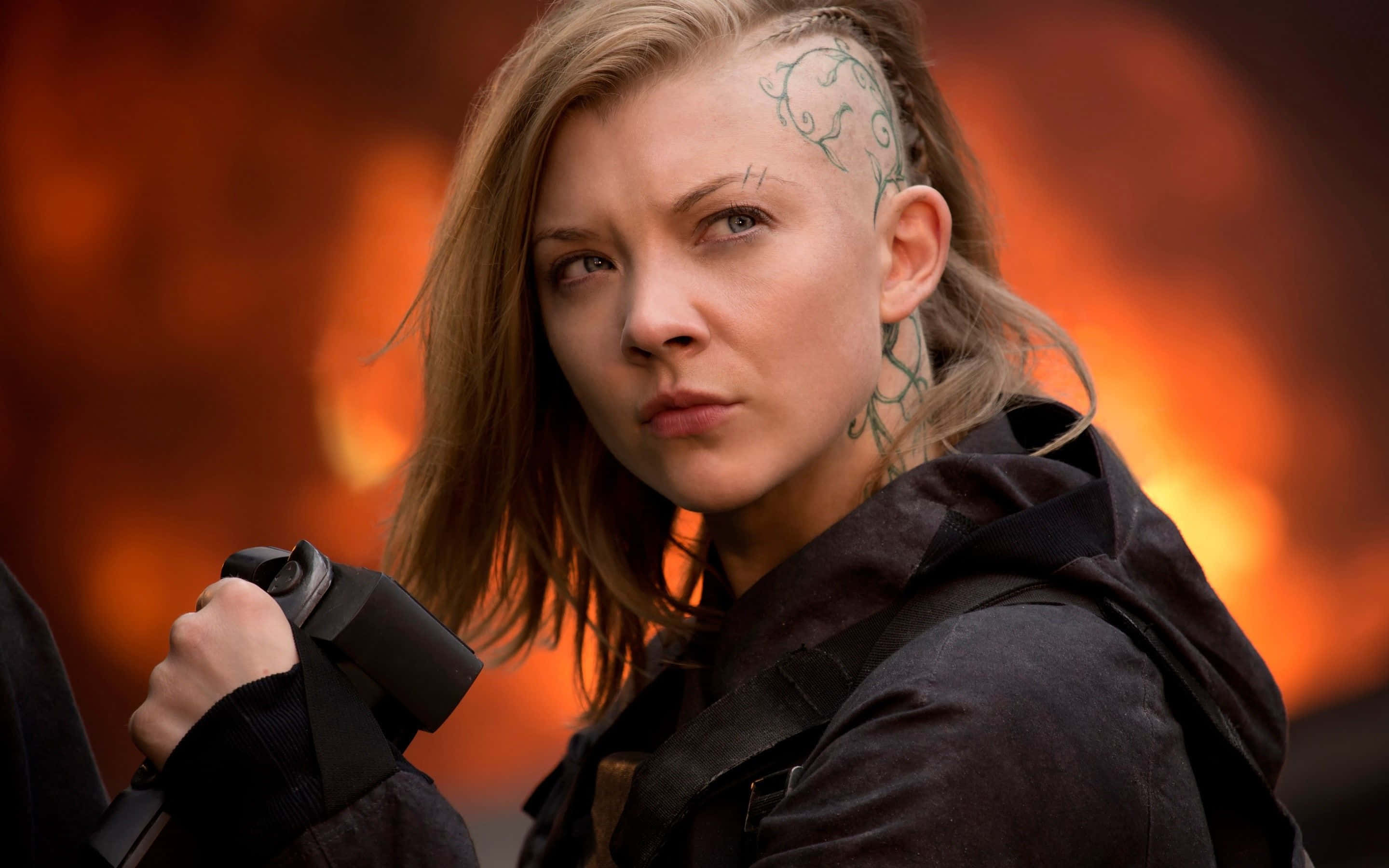 Natalie Dormer, green vine tattoos, weapon, 2K Desktop Wallpaper