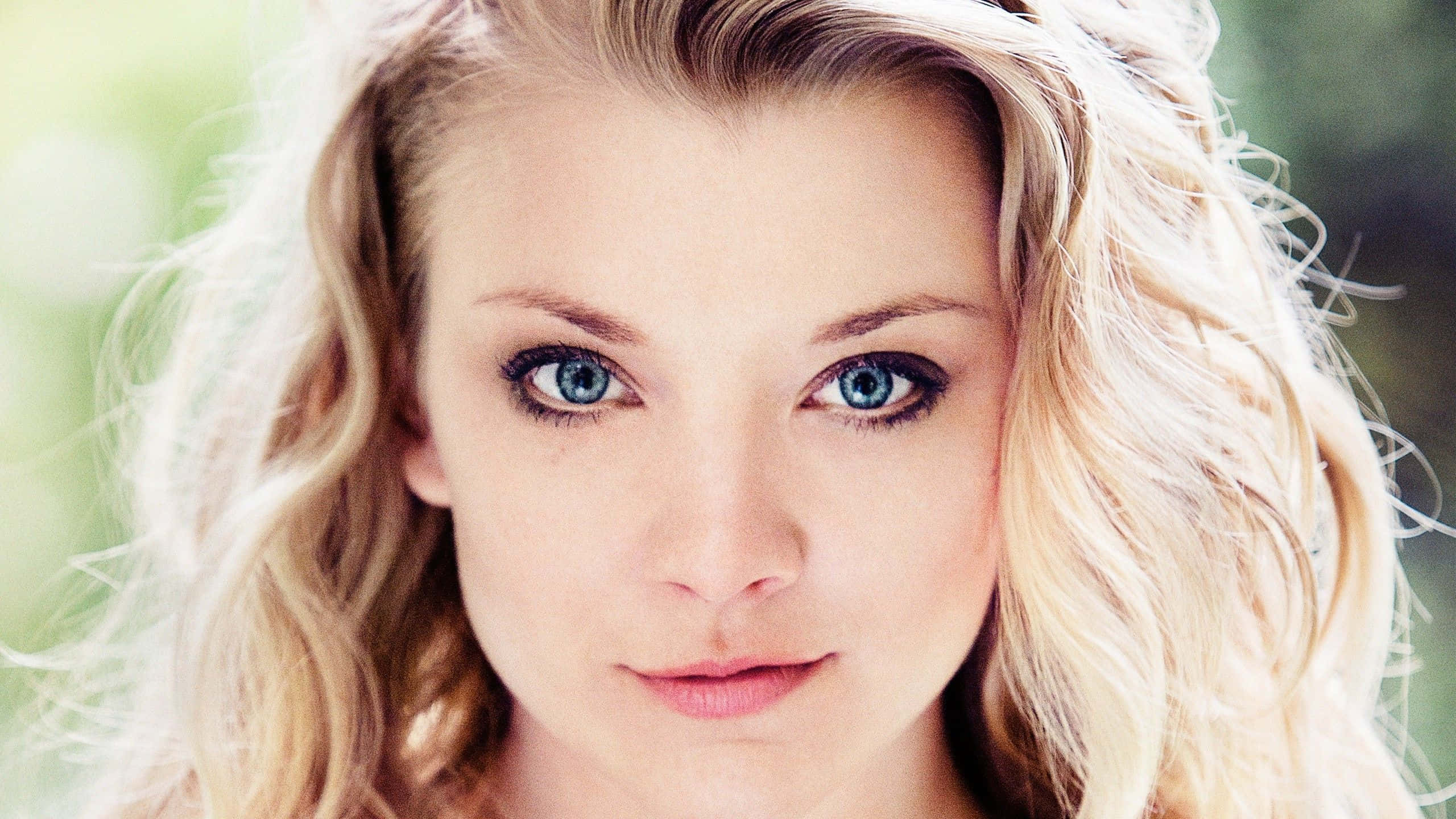 Natalie Dormer, blue eyes, wavy blonde hair, 2K Desktop Wallpaper