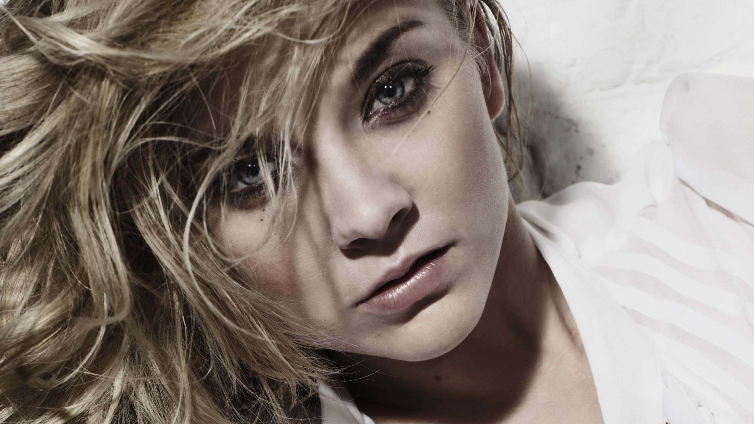 Natalie Dormer, tousled blonde hair, intense blue eyes, 2K Desktop Wallpaper