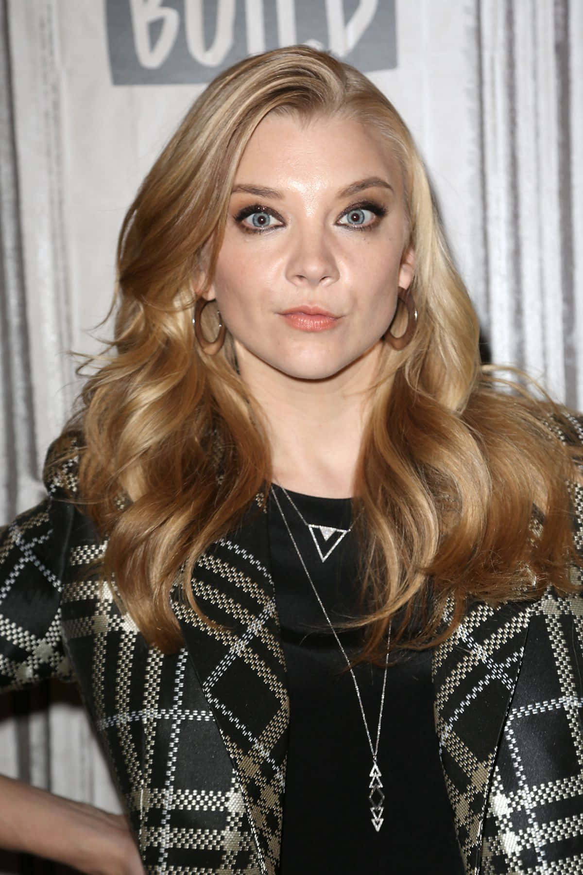 Natalie Dormer, black and gold patterned jacket, silver jewelry, HD Phone Wallpaper