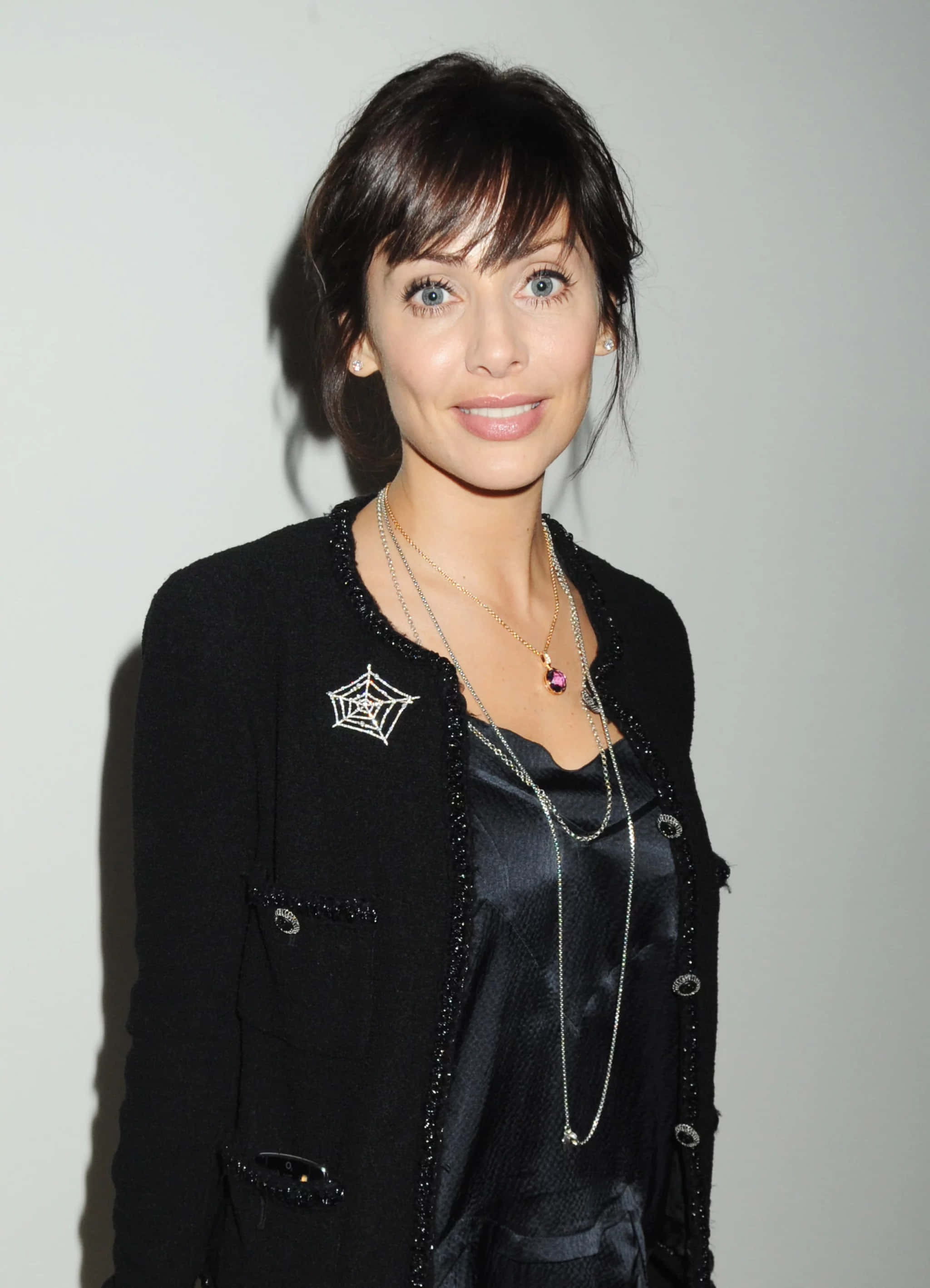 Natalie Imbruglia, black jacket, spider brooch, 2K Phone Wallpaper