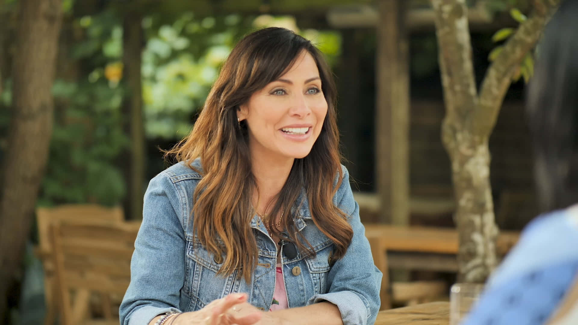 Natalie Imbruglia, denim jacket, outdoor wooden table, Full HD Desktop Wallpaper