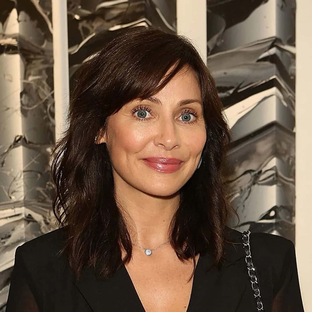 Natalie Imbruglia, black and white abstract marble wall, dark hair, SD Desktop Wallpaper