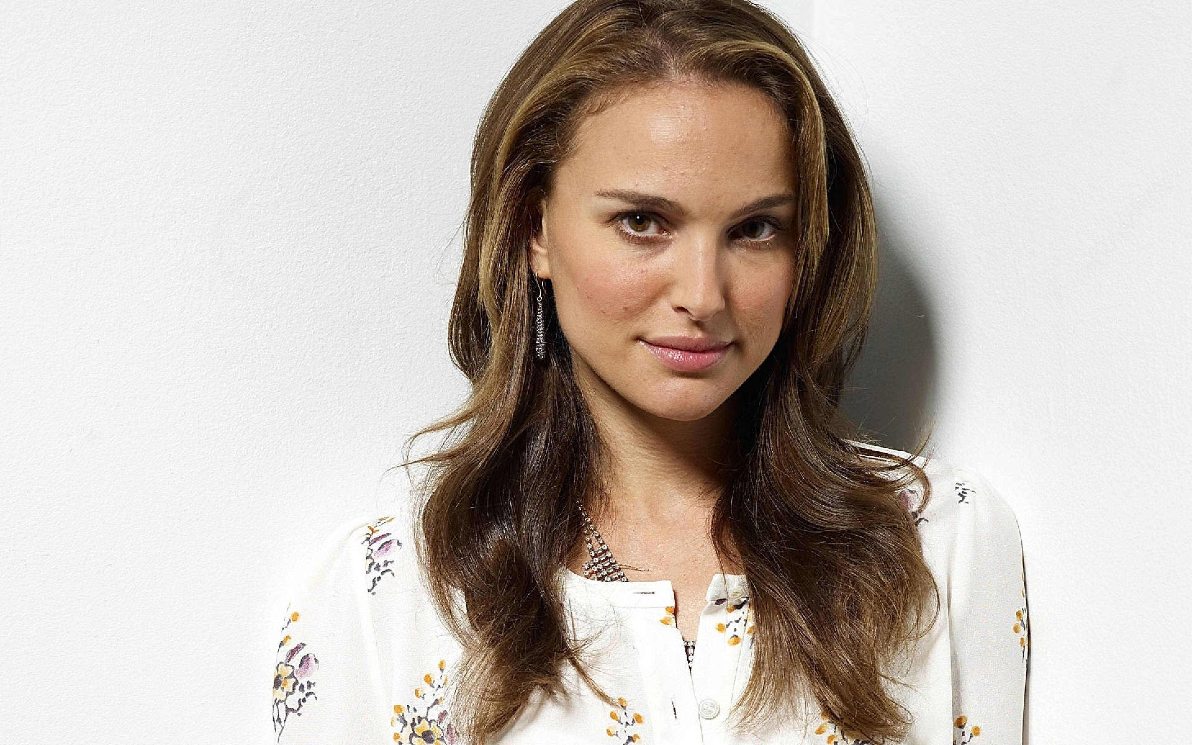 Natalie Portman, white long sleeve, floral blouse, 4K Desktop Wallpaper