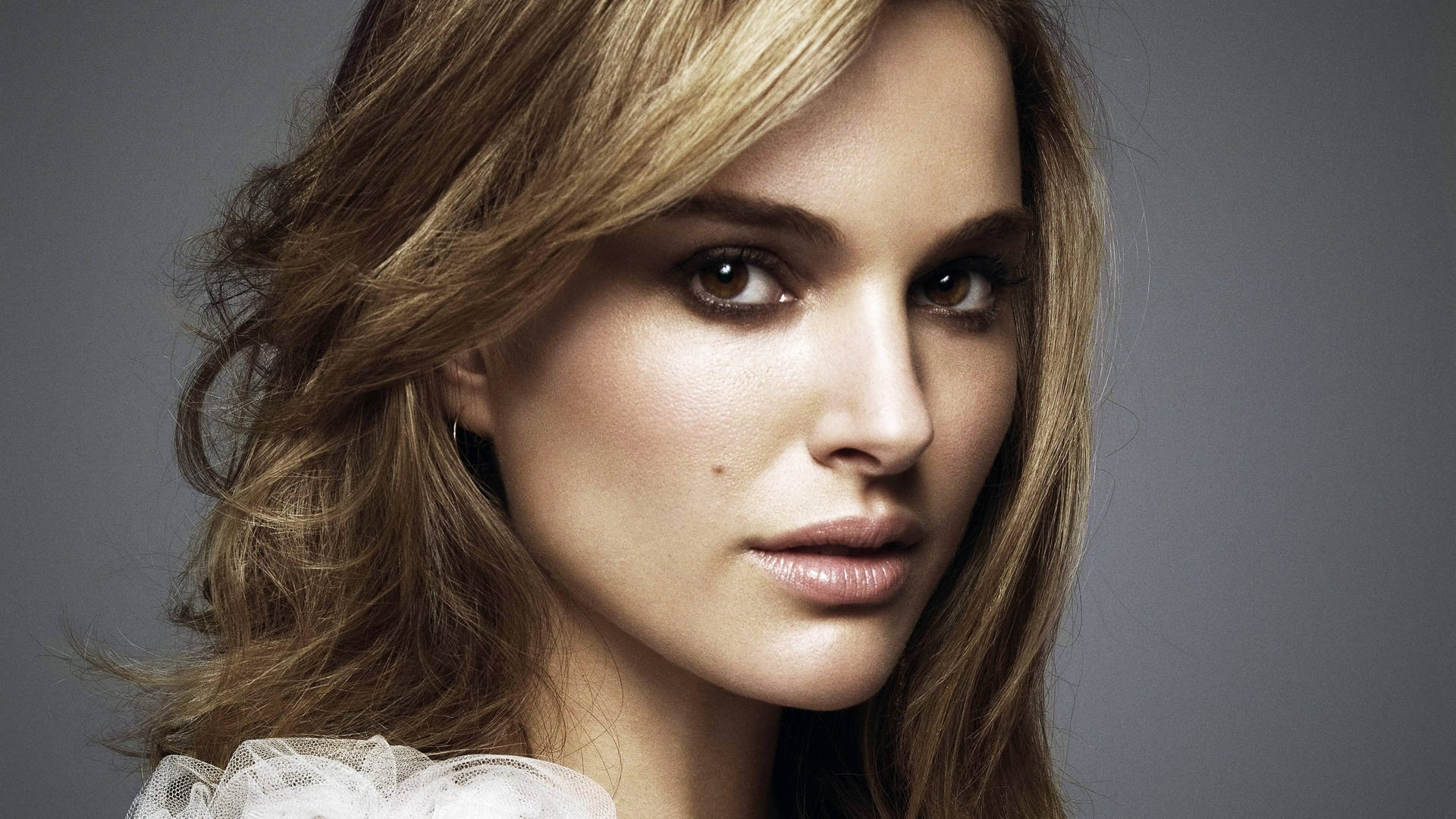 Natalie Portman, wavy blonde hair, intense gaze, Full HD Desktop Wallpaper