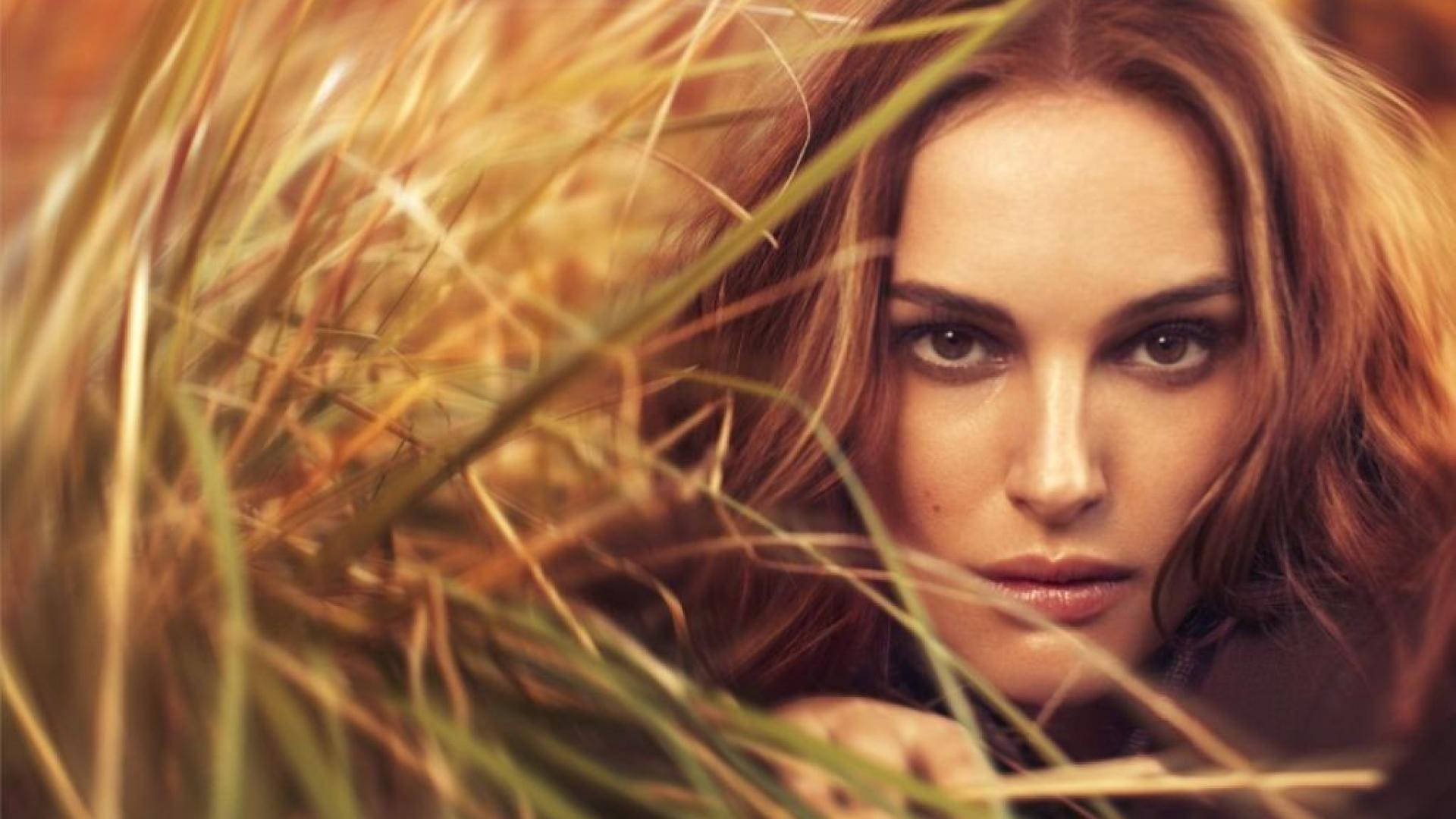 Natalie Portman, grassy area, red hair, Full HD Desktop Wallpaper