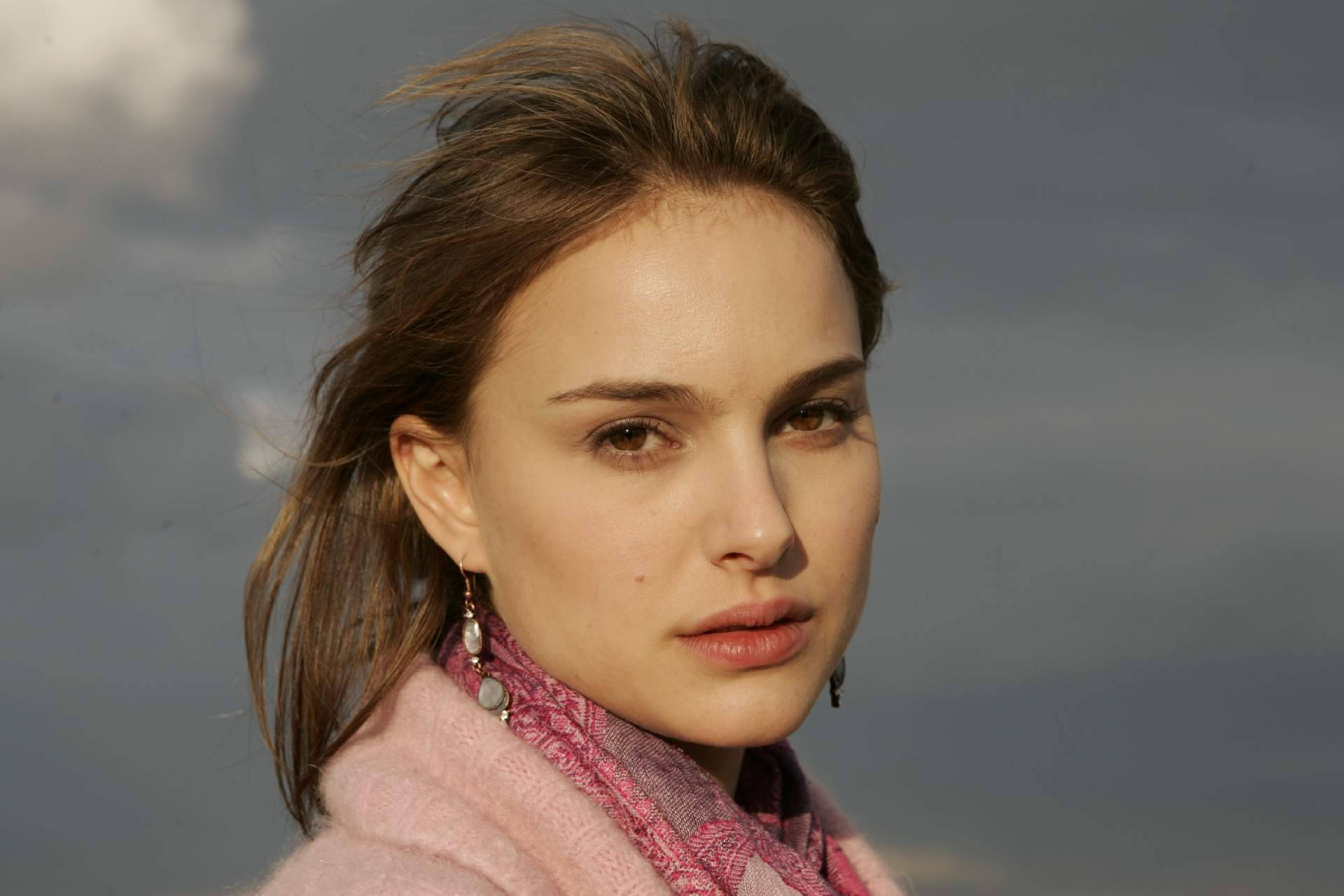 Natalie Portman, brown hair, pink scarf, Full HD Desktop Wallpaper