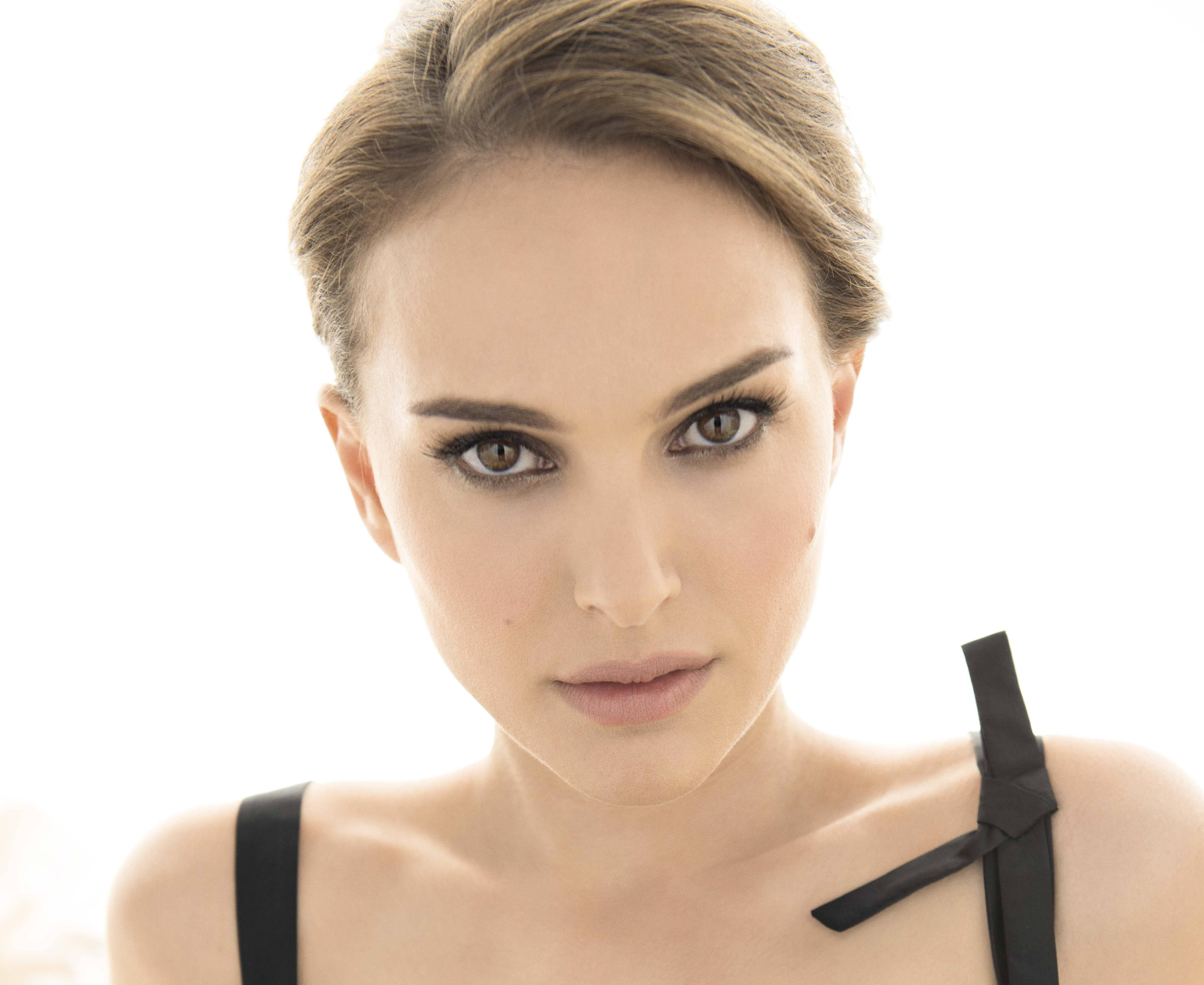 Natalie Portman, styled hair, bold eye makeup, 4K Desktop Wallpaper