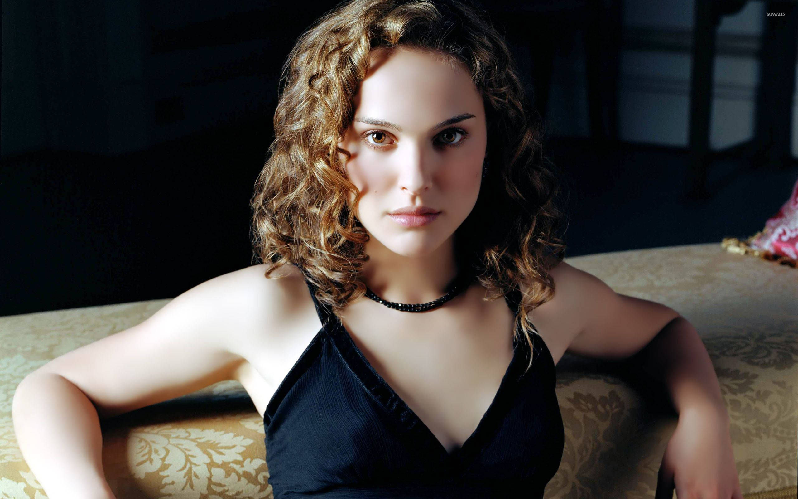 Natalie Portman, curly blonde hair, black dress, 2K Desktop Wallpaper