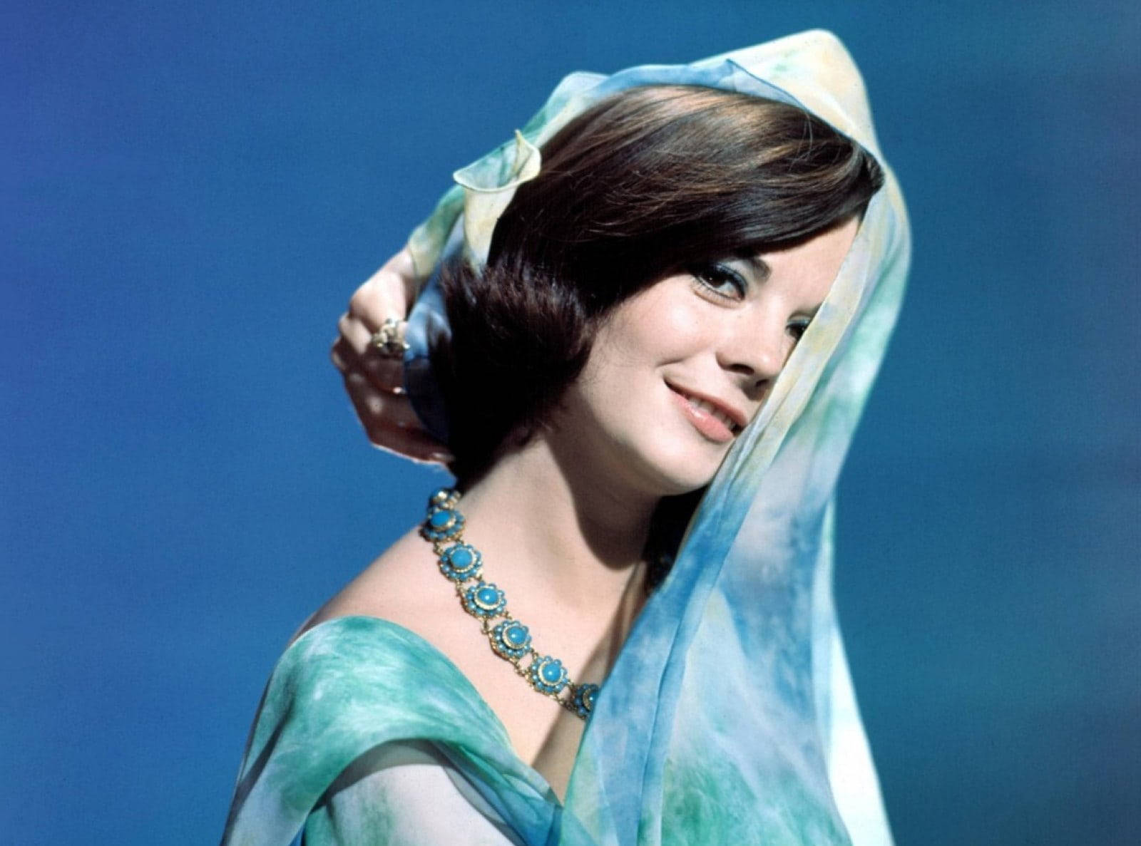 Natalie Wood, blue, sheer blue and green scarf, HD Desktop Wallpaper