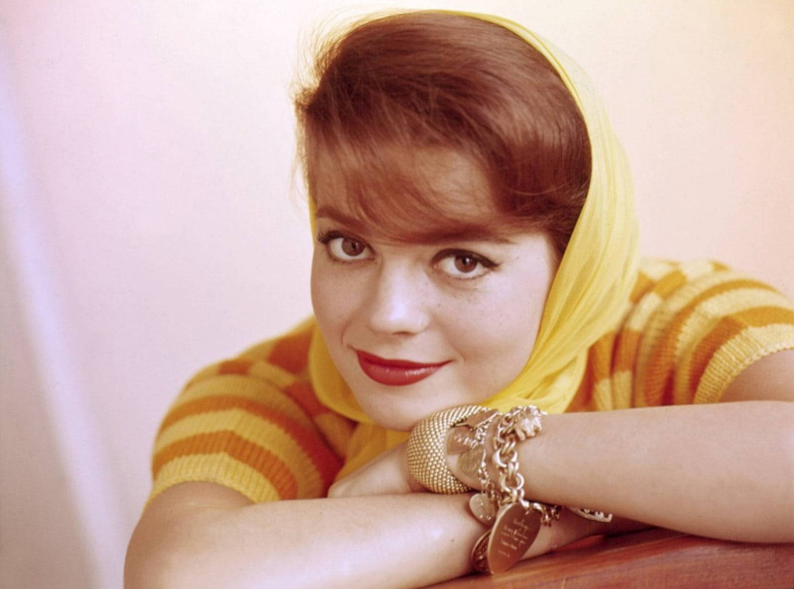 Natalie Wood, red hair, yellow headscarf, HD Desktop Wallpaper