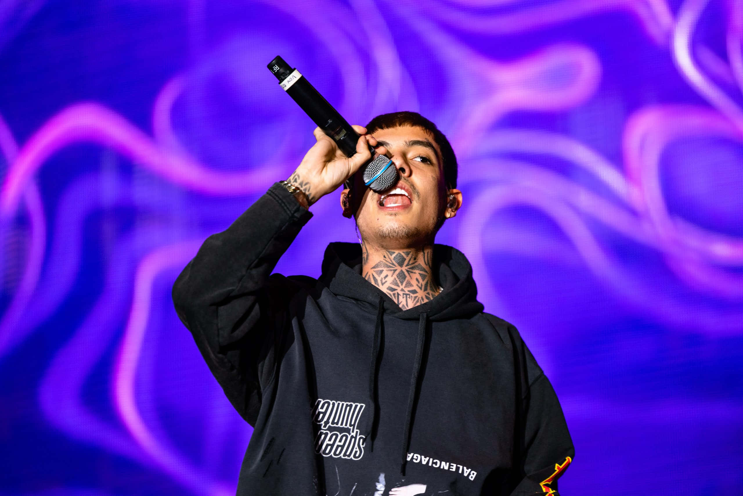 Natanael Cano, tattooed performer, black hoodie, 2K Desktop Wallpaper