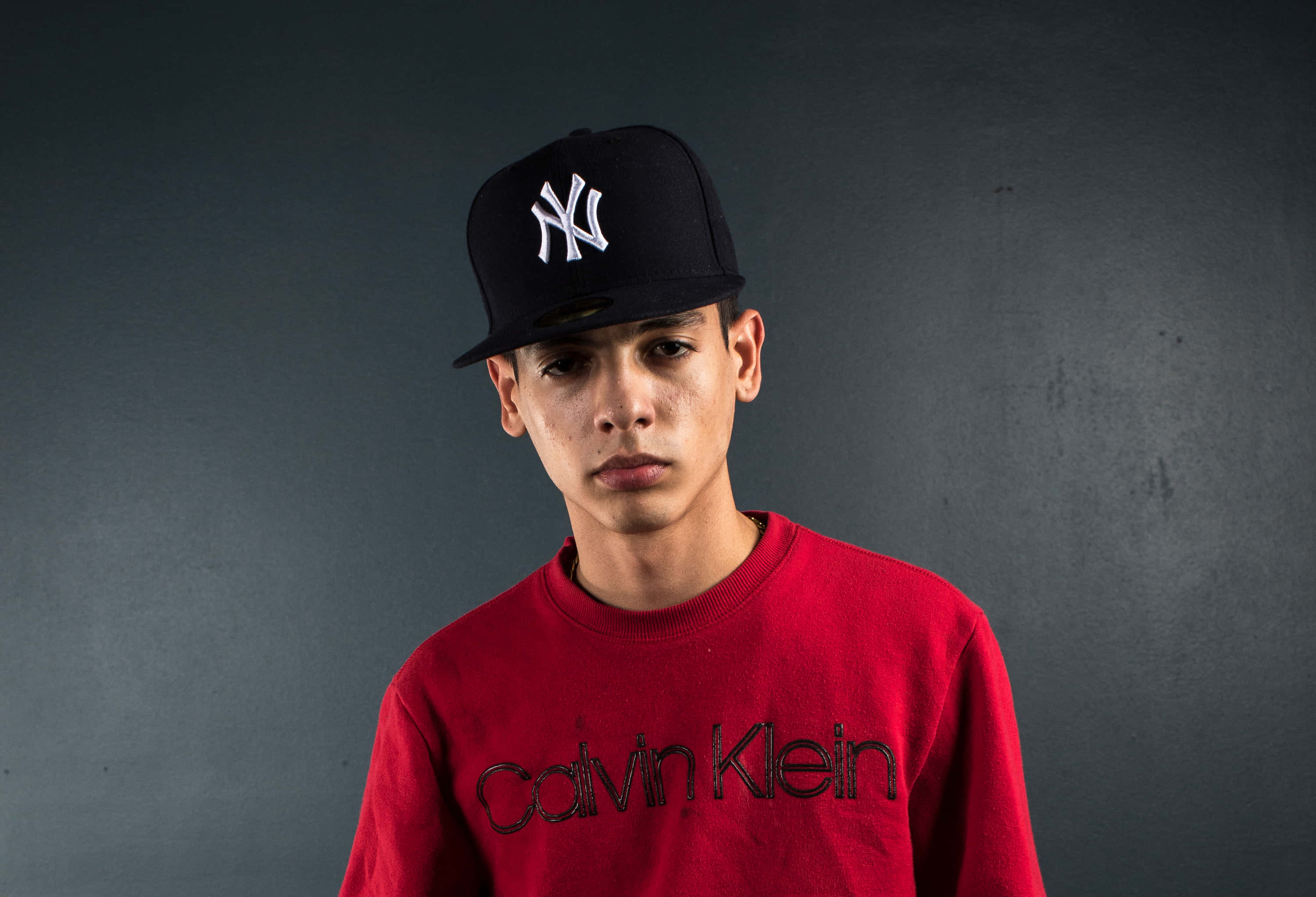 Natanael Cano, red Calvin Klein sweatshirt, black Yankees cap, 2K Desktop Wallpaper