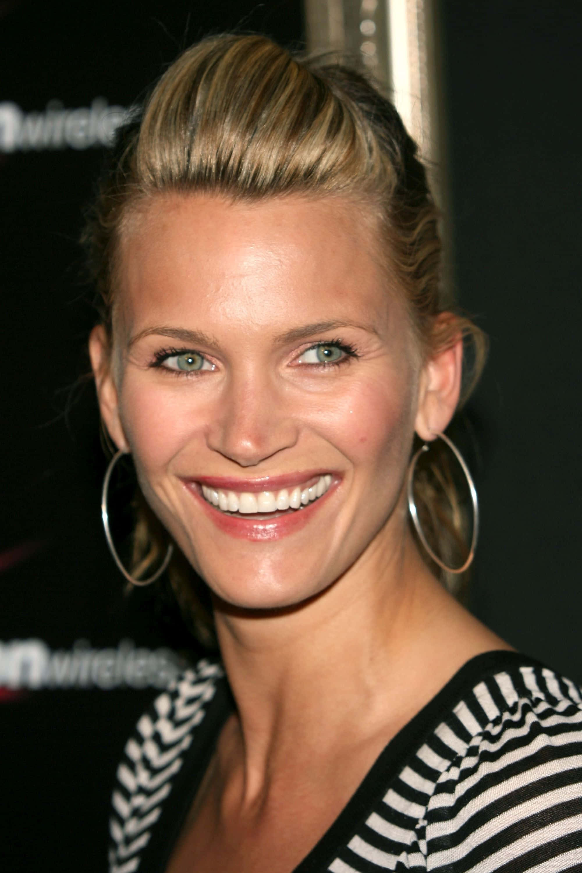 Natasha Henstridge, black and white striped top, hoop earrings, 2K Phone Wallpaper