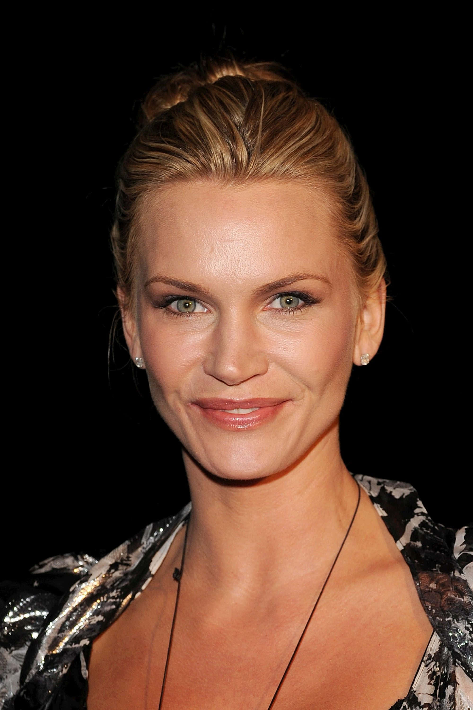 Natasha Henstridge, blonde woman, green eyes, 2K Phone Wallpaper