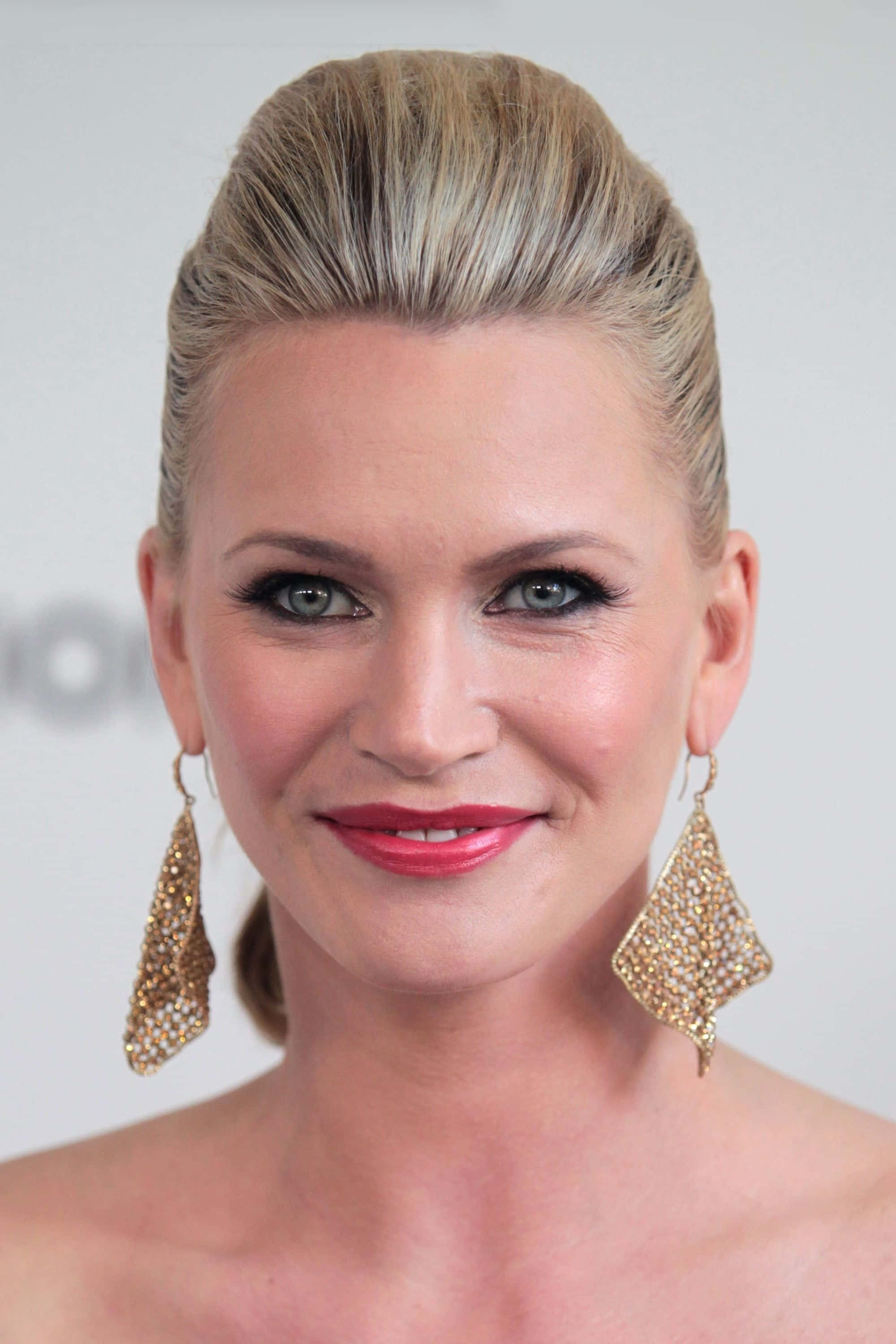 Natasha Henstridge, blonde hair, gold dangling earrings, 2K Phone Wallpaper