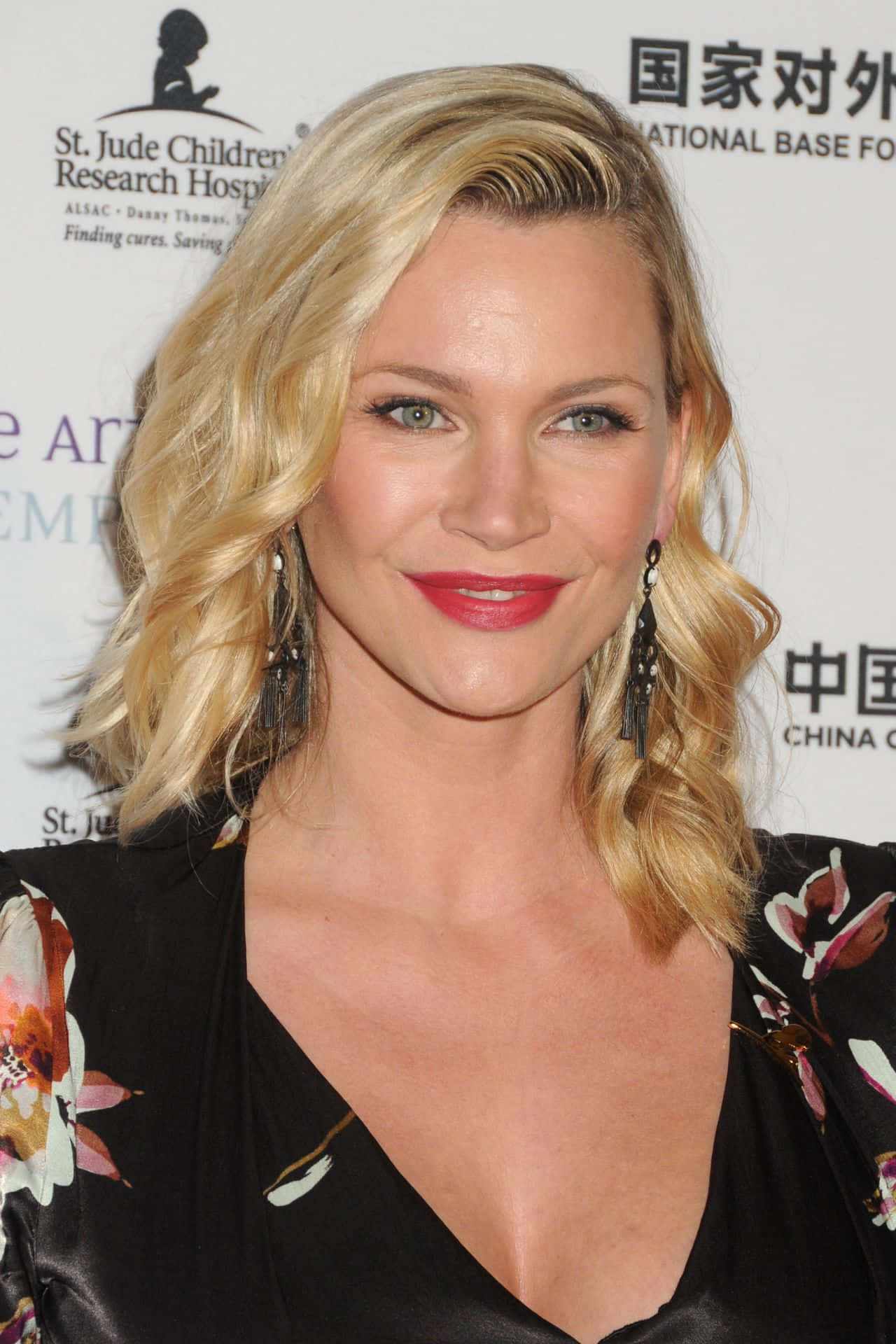 Natasha Henstridge, blonde woman, red lipstick, Full HD Phone Wallpaper