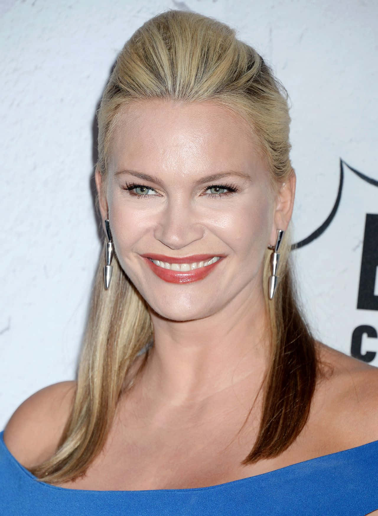 Natasha Henstridge, blue off-shoulder top, silver earrings, HD Phone Wallpaper