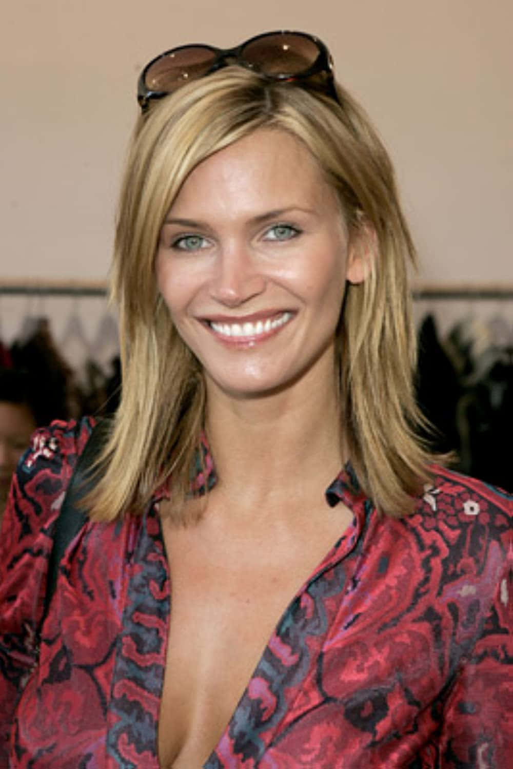Natasha Henstridge, vibrant red and black patterned blouse, sunglasses perched on her head, HD Phone Wallpaper