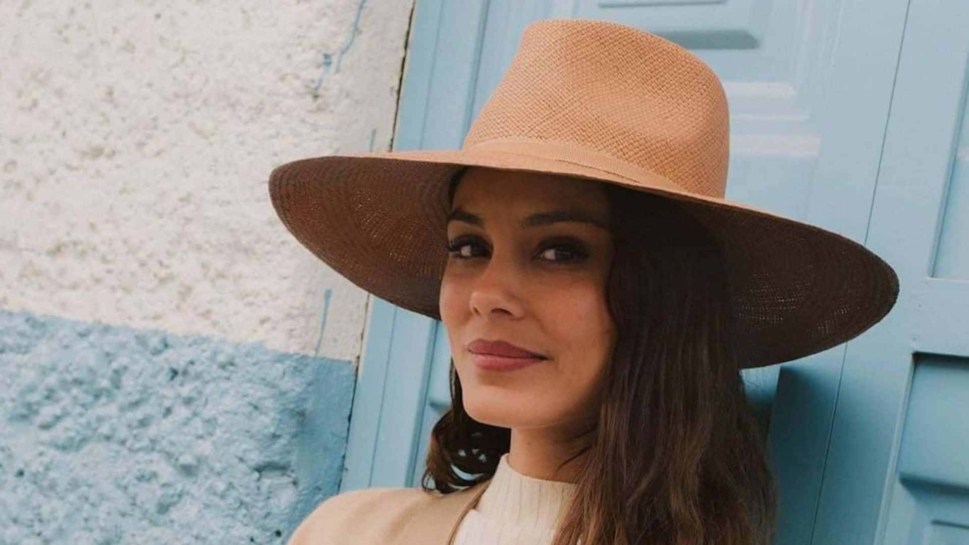 Nathalie Kelley, red carpet event, wide-brimmed straw hat, Full HD Desktop Wallpaper
