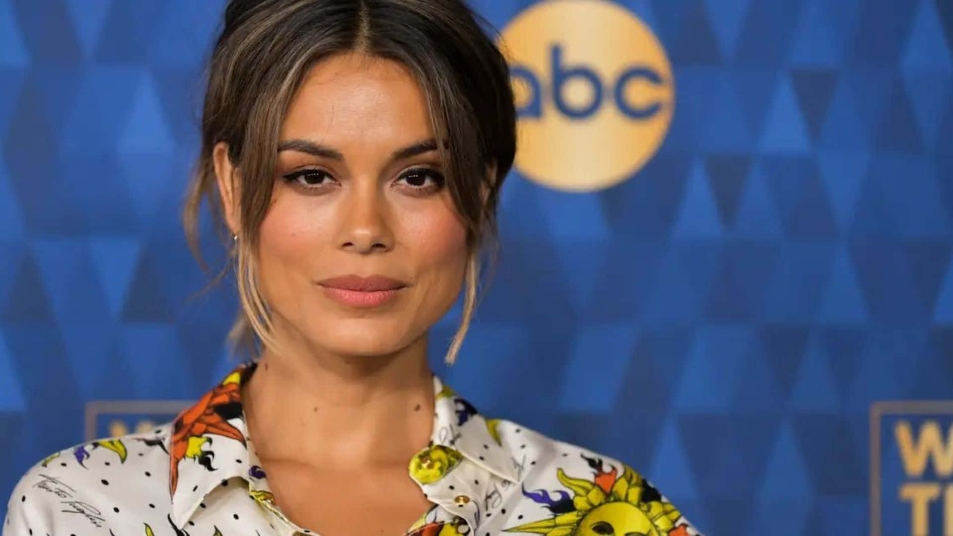 Nathalie Kelley, blue, colorful sun-patterned shirt, Full HD Desktop Wallpaper