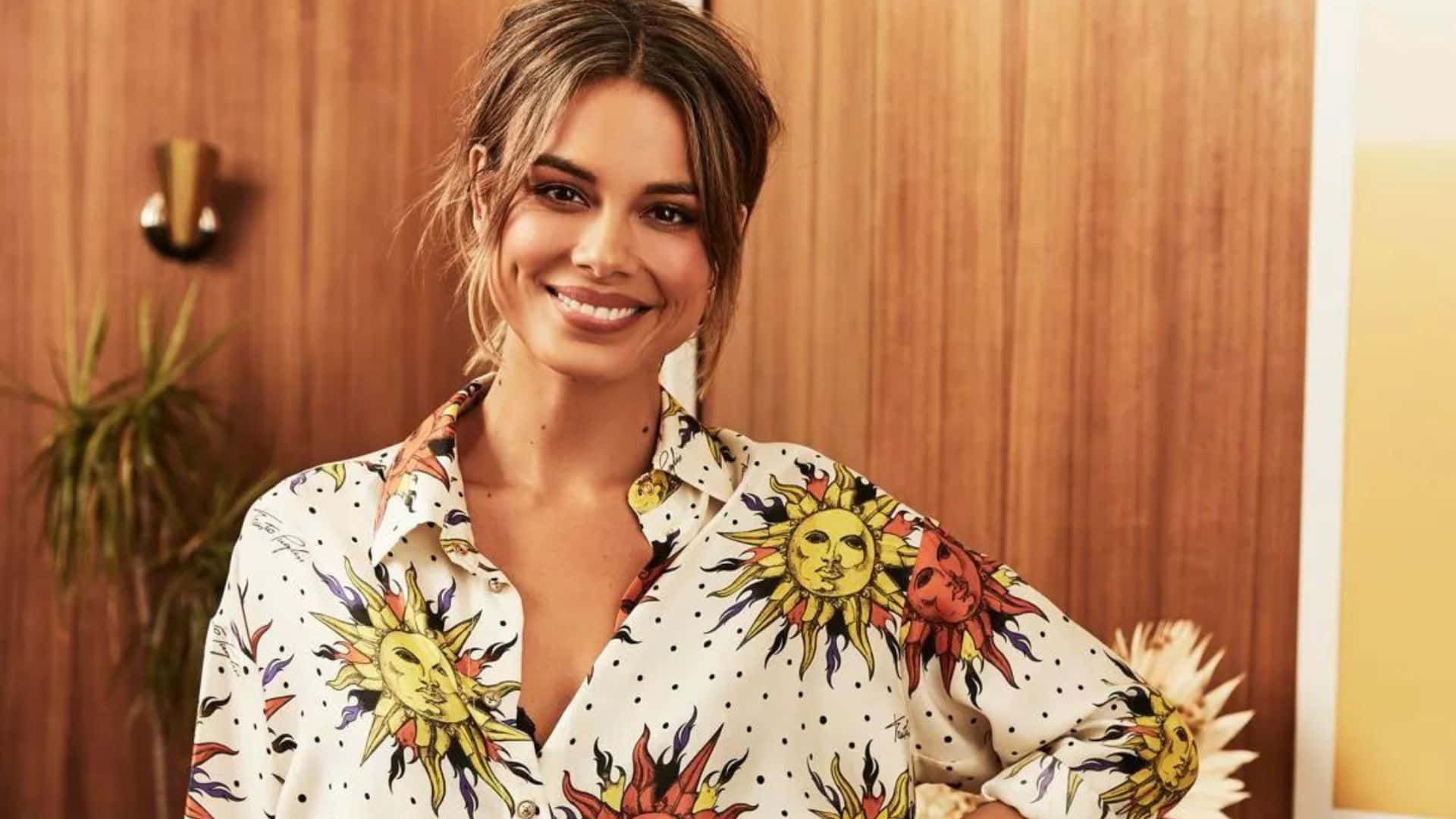 Nathalie Kelley, sun-patterned blouse, warm wooden wall, Full HD Desktop Wallpaper