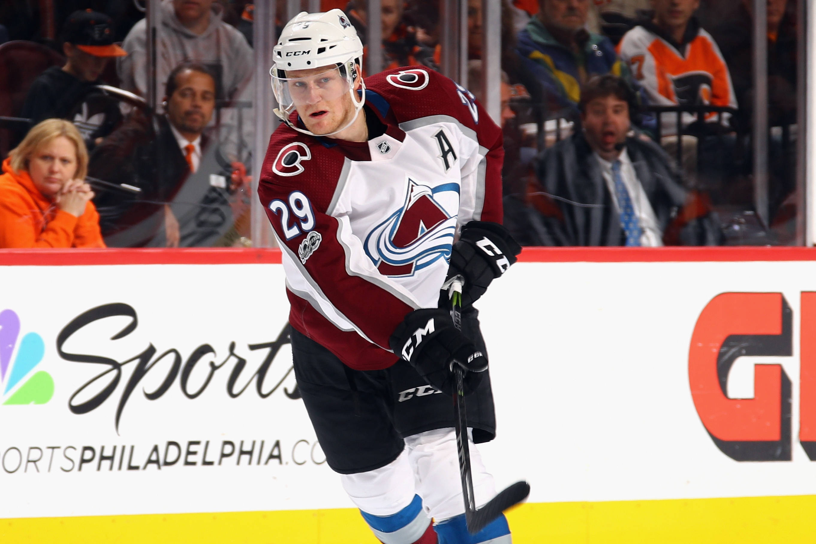 Nathan Mackinnon, maroon and white uniform, number 29, 2K Desktop Wallpaper