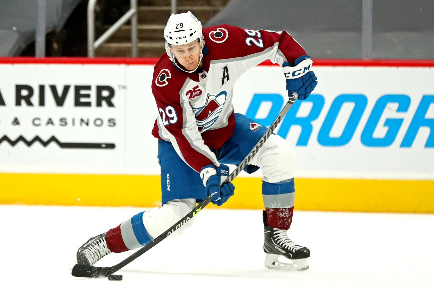 Nathan Mackinnon, red white and blue uniform, ice hockey puck, HD Desktop Wallpaper