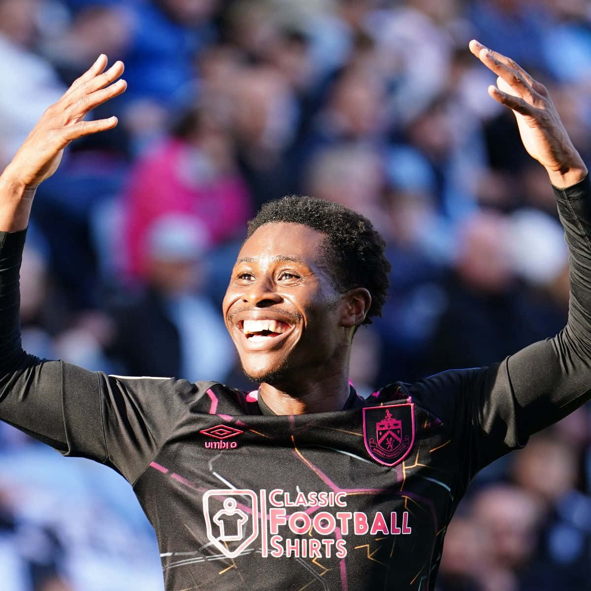 Nathan Tella, black and pink jersey, blurred crowd, SD Desktop Wallpaper