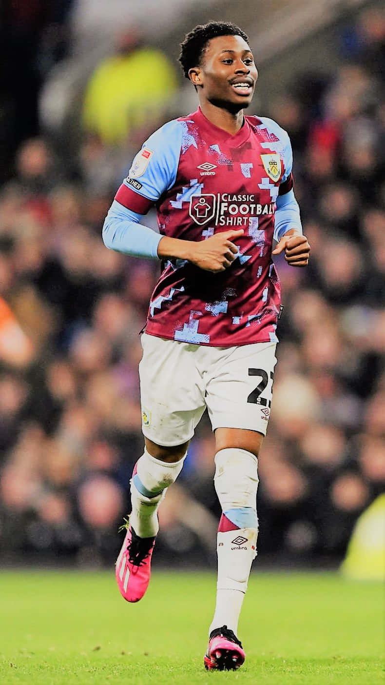 Nathan Tella, maroon and blue classic jersey, green pitch, HD Phone Wallpaper