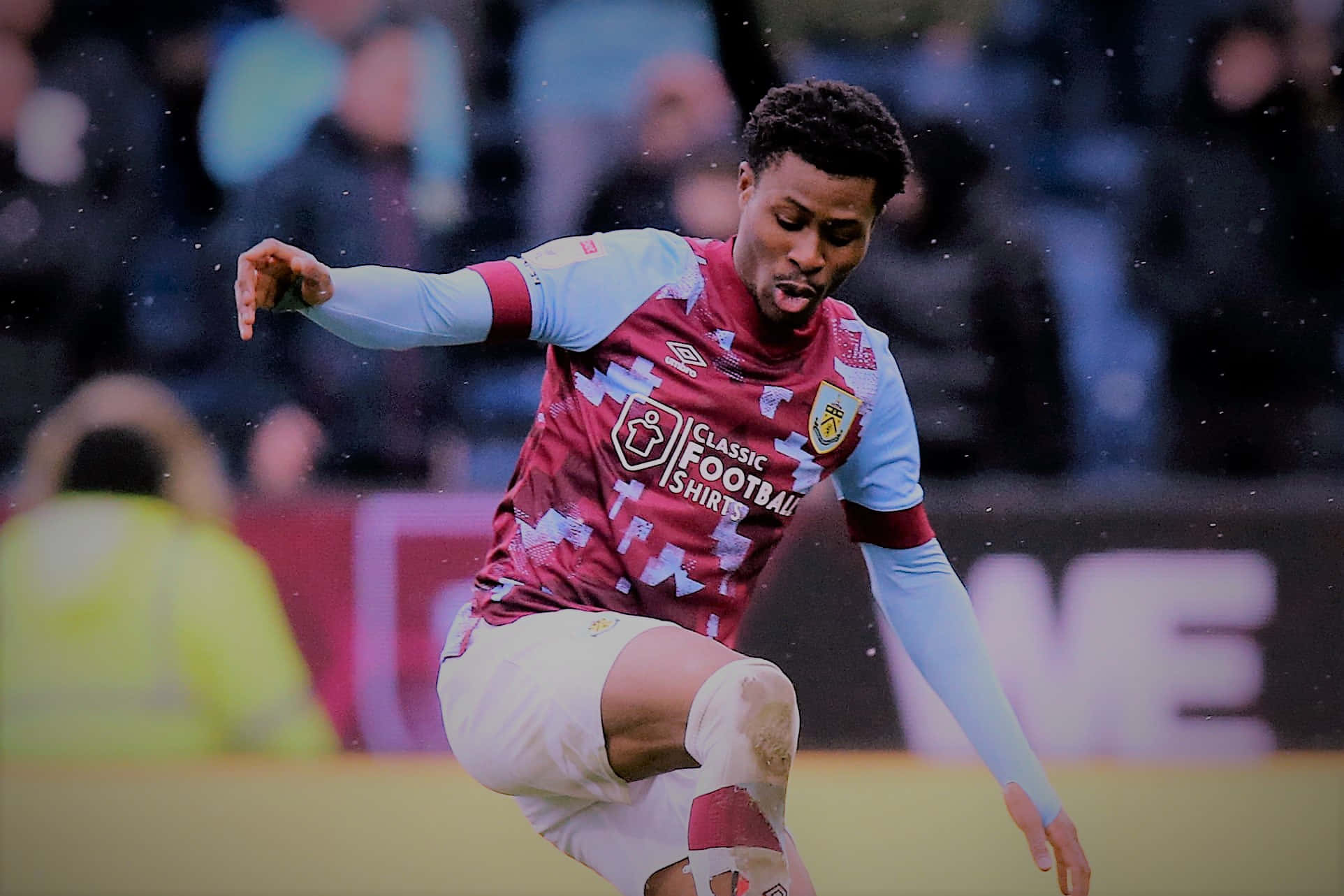 Nathan Tella, maroon and light blue jersey, rainy pitch, Full HD Desktop Wallpaper