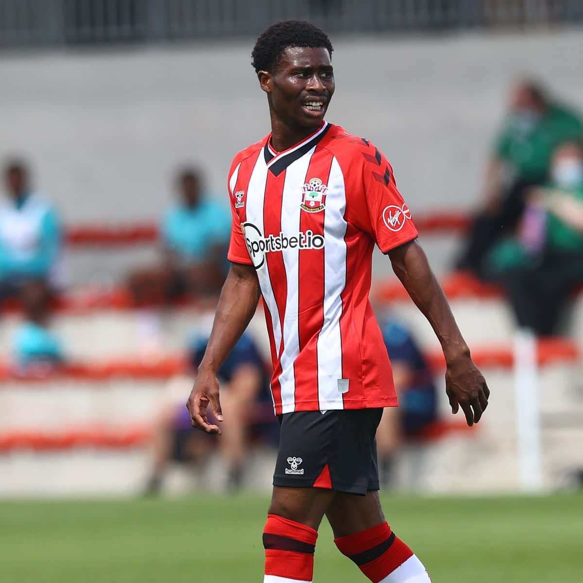 Nathan Tella, red and white striped jersey, green pitch, SD Desktop Wallpaper