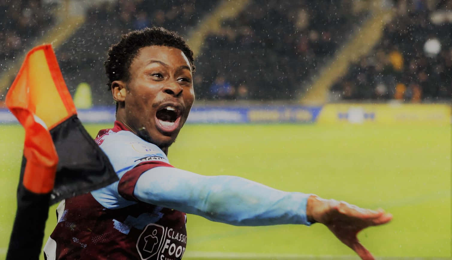 Nathan Tella, maroon and blue jersey, rainy pitch, HD Desktop Wallpaper