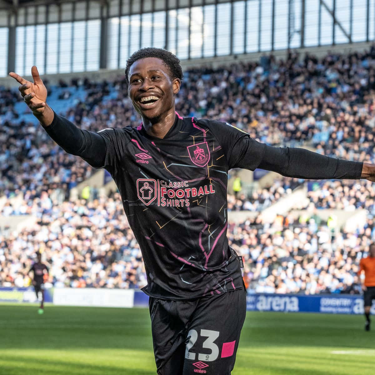 Nathan Tella, black and pink kit, sunlit stadium pitch, SD Desktop Wallpaper