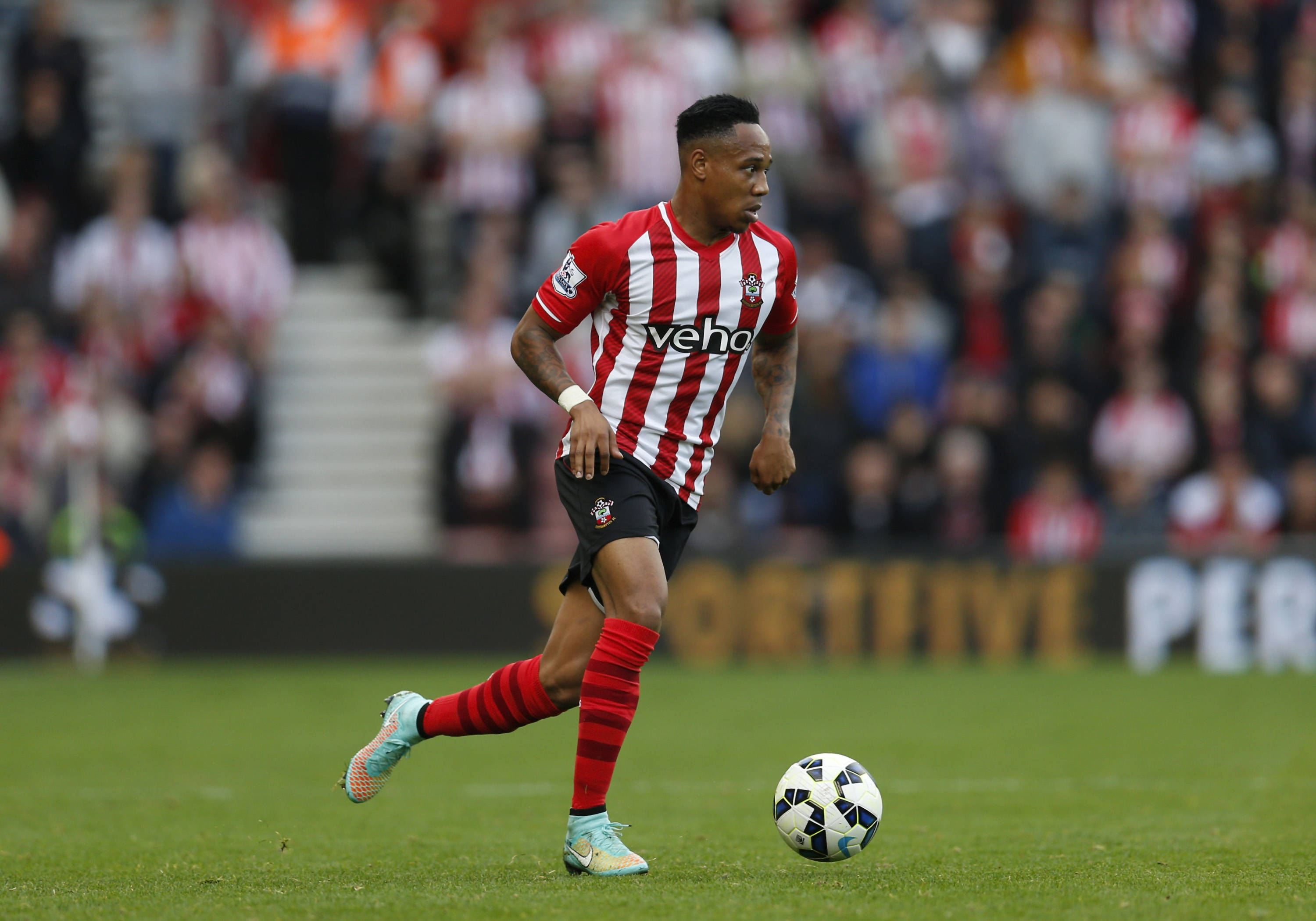 Nathaniel Clyne, red and white stripes, green pitch, 2K Desktop Wallpaper