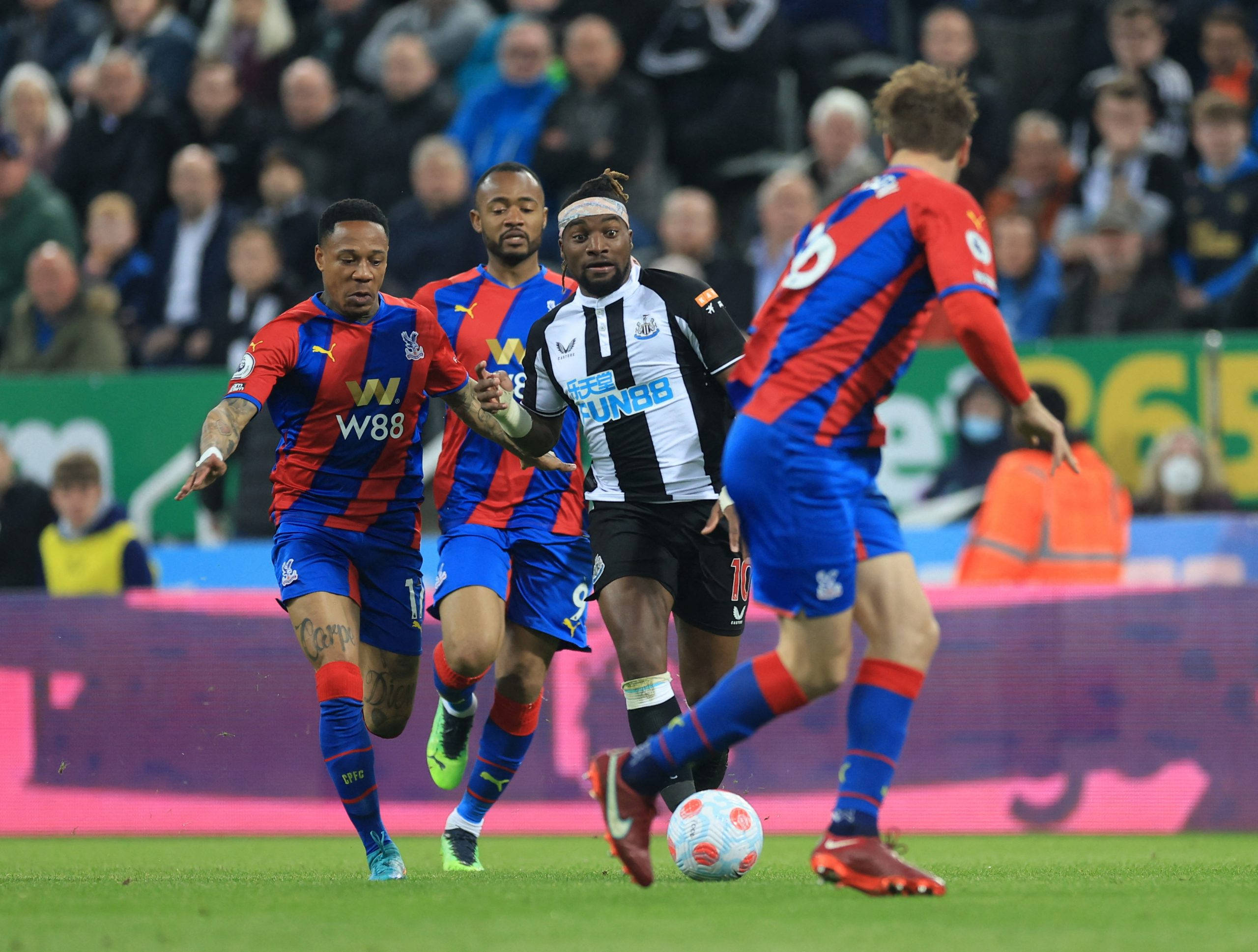 Nathaniel Clyne, red blue and black white kits, vibrant green pitch, 2K Desktop Wallpaper