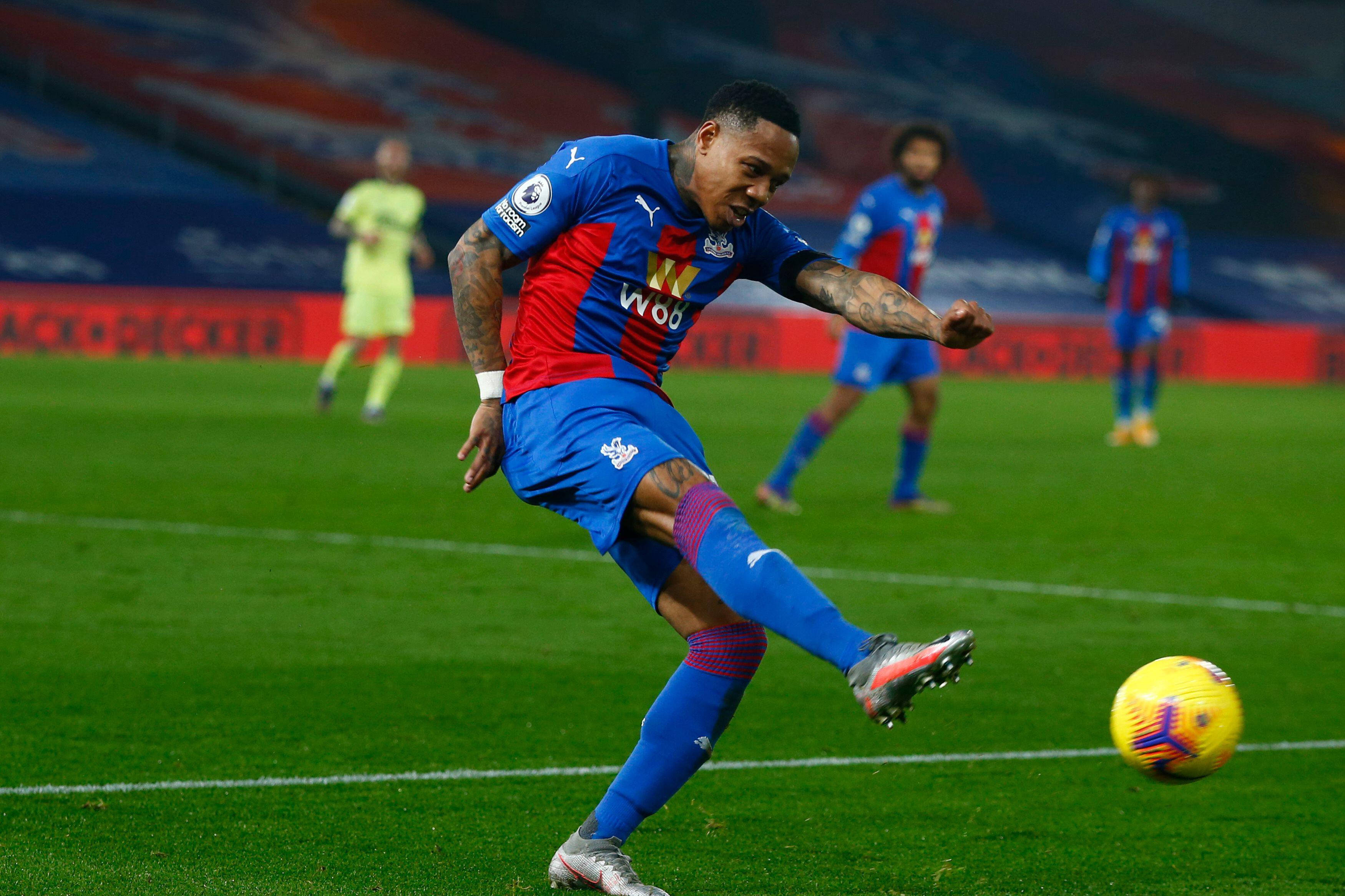 Nathaniel Clyne, blue and red kit, yellow ball, 2K Desktop Wallpaper