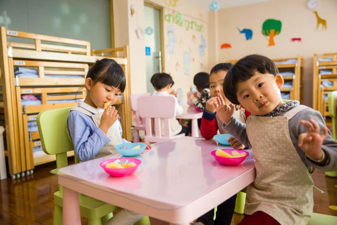 kindergarten classroom, pink table, colorful bowls, SD Desktop Wallpaper