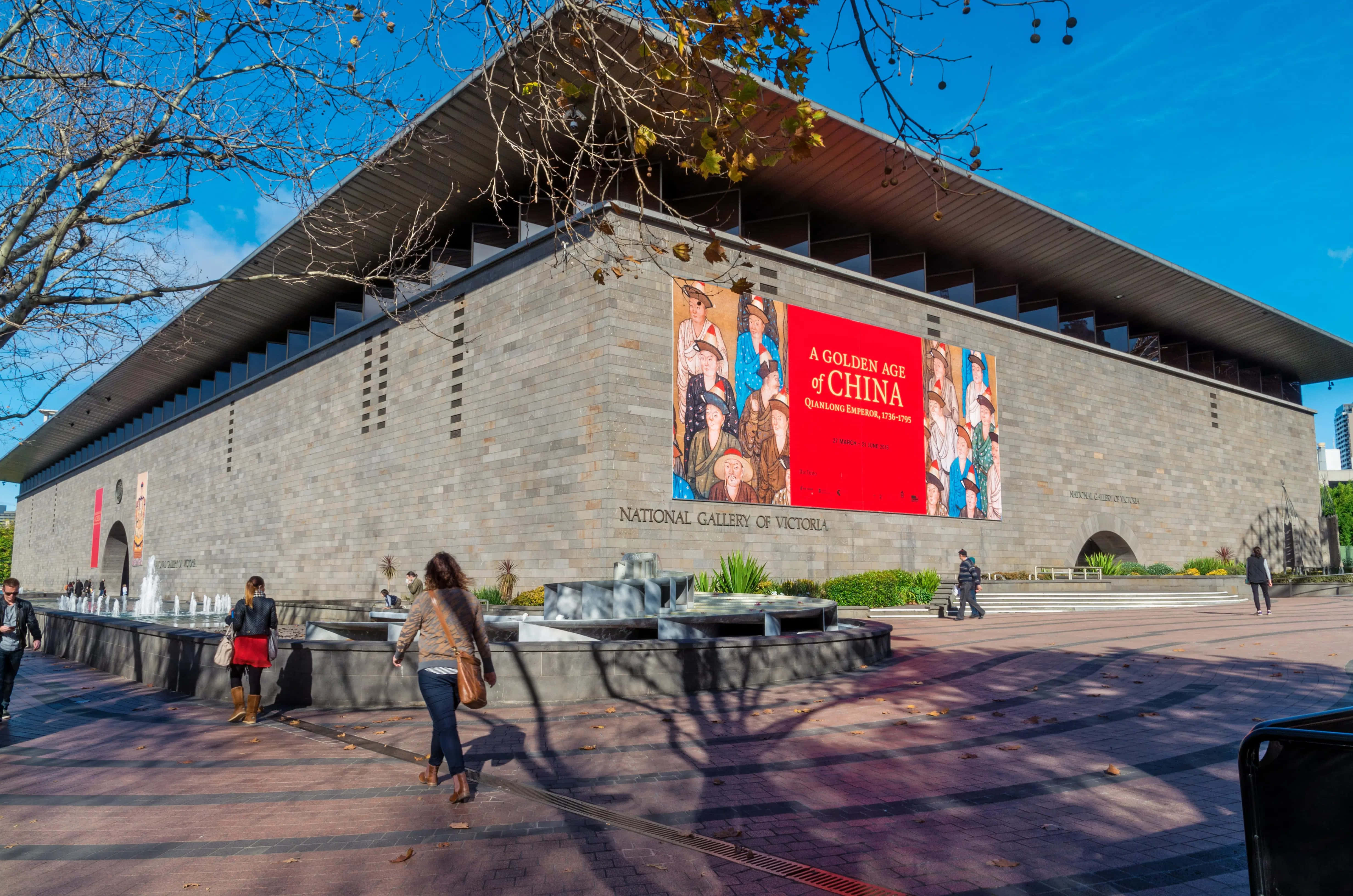 National Gallery of Victoria, sunny day, large fountain, 4K Desktop Wallpaper