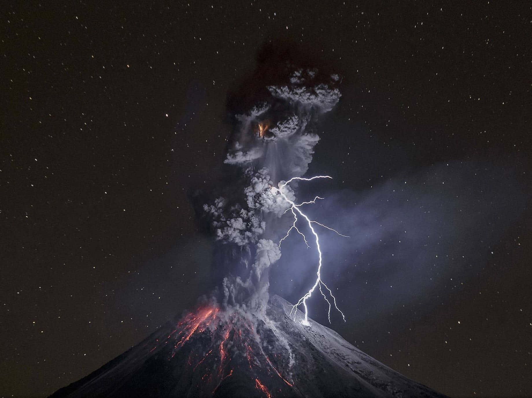 National Geographic Desktop, volcanic eruption, glowing lava, HD Desktop Wallpaper