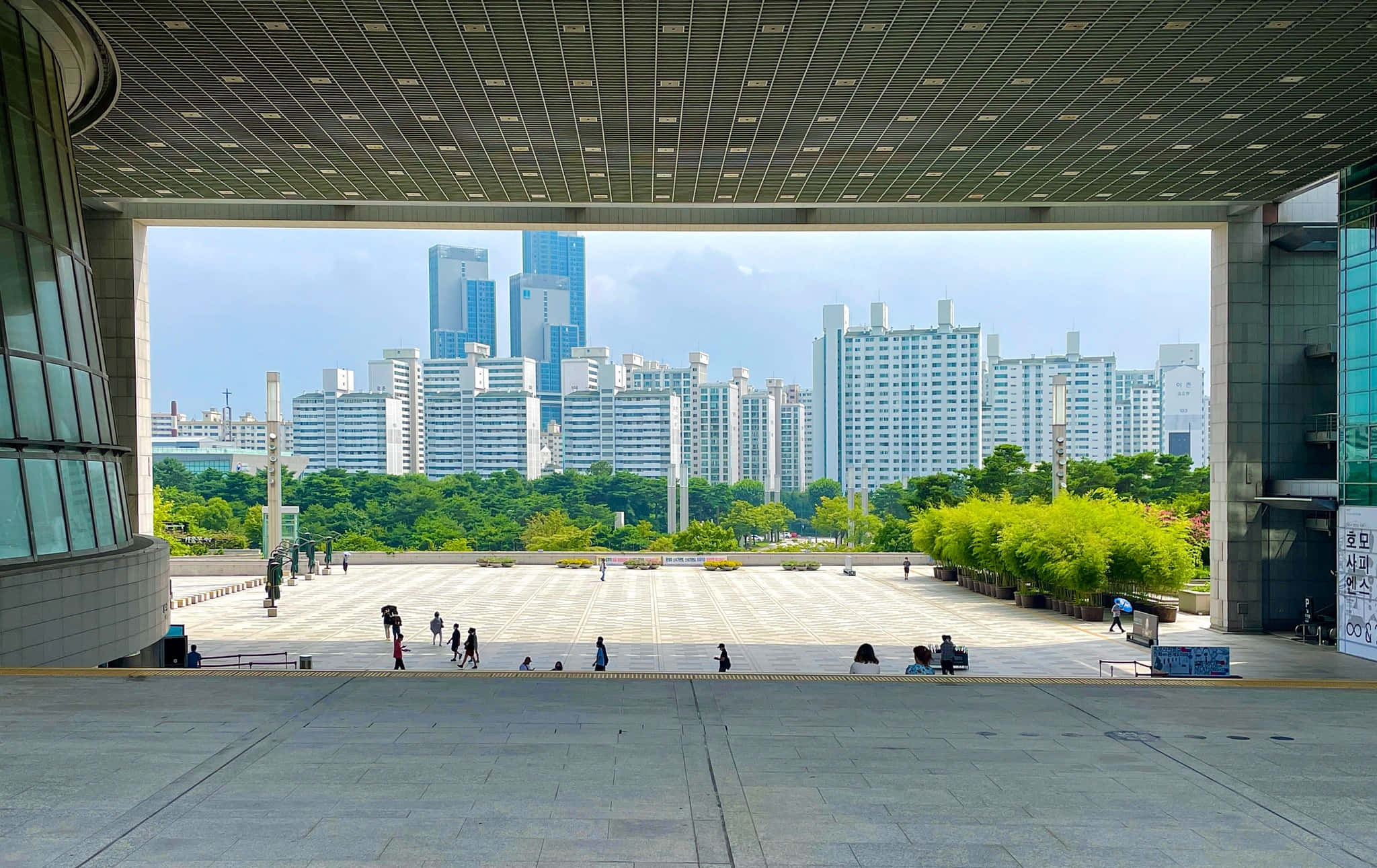 National Museum Of Korea, curved architectural canopy, modern urban plaza, Full HD Desktop Wallpaper